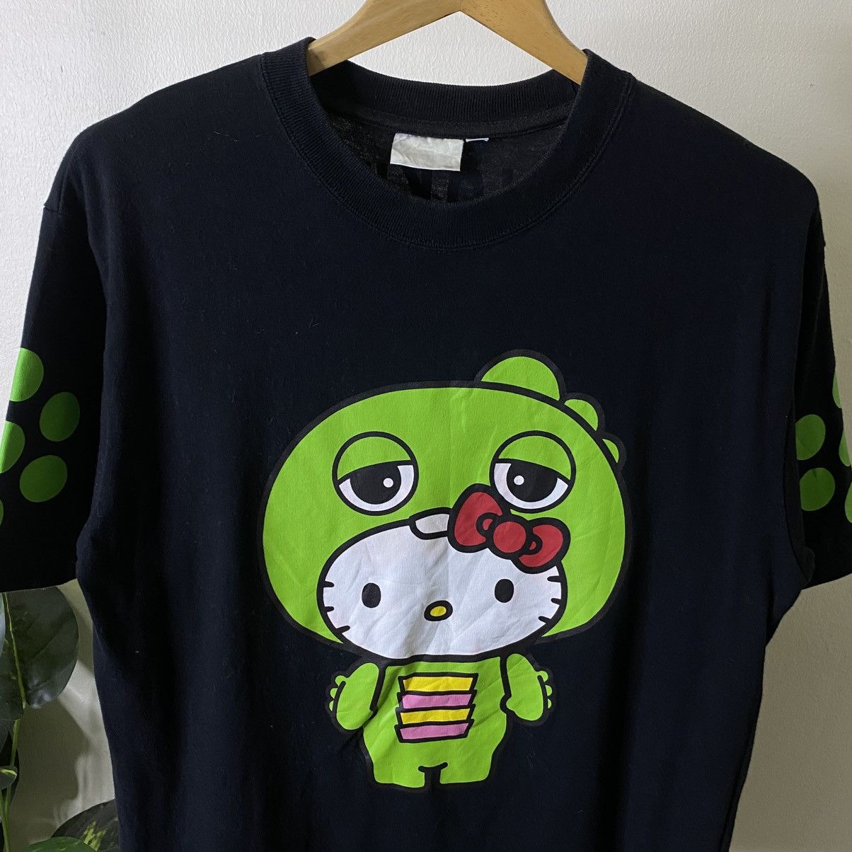 Japanese Brand Vintage 2009 Hello Kitty Gachapin Fuji TV Collaboration Tee Size US M / EU 48-50 / 2 - 2 Thumbnail