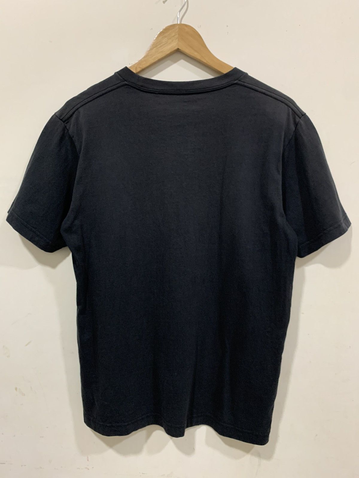 Hypebeast 🔥🔥 UNIQLO X KAWS TOKYO FIRST Size US M / EU 48-50 / 2 - 5 Thumbnail