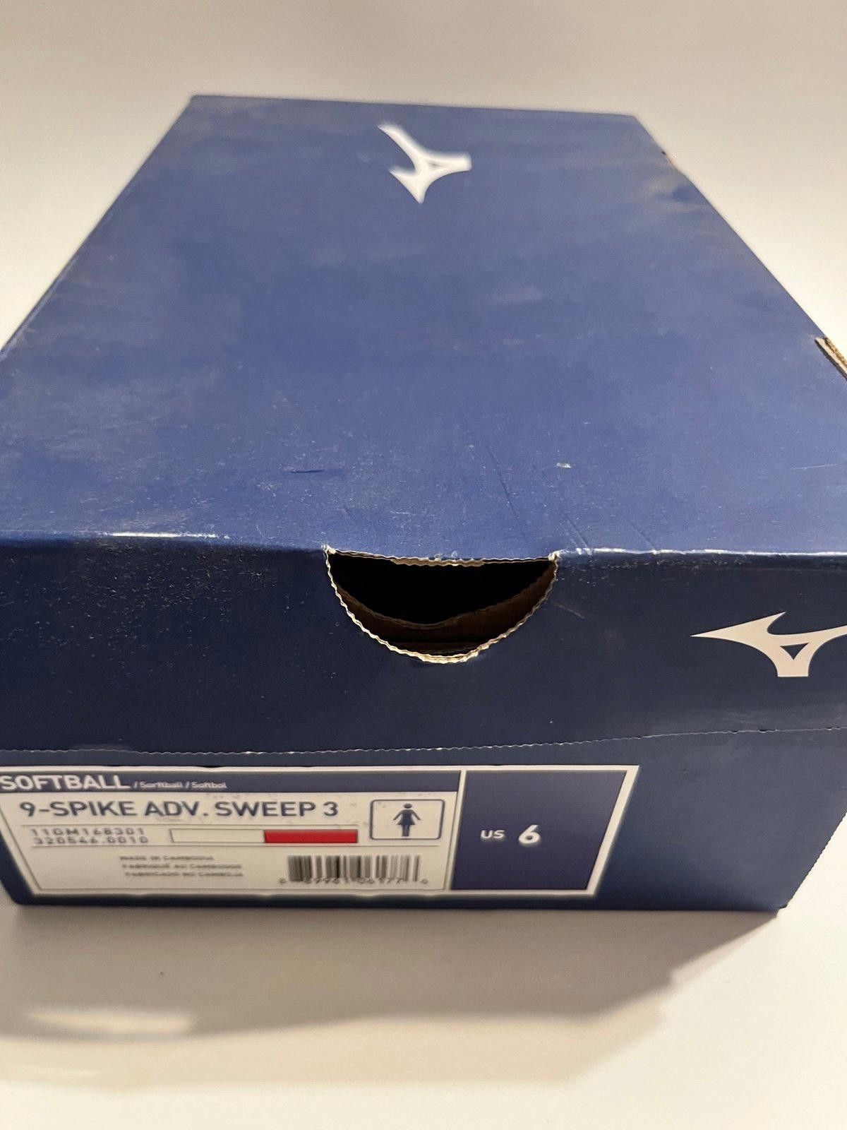 Mizuno Mizuno Women's 9 Spike Sweep 3 Softball Red White Size US 6 Size ONE SIZE - 7 Thumbnail