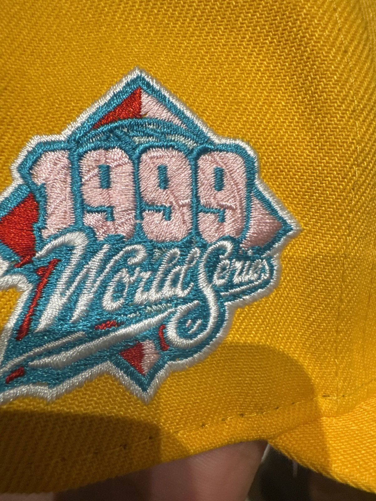 New Era Yankees Yellow Fitted Pink Brim 1999 World Series edition Size ONE SIZE - 4 Thumbnail