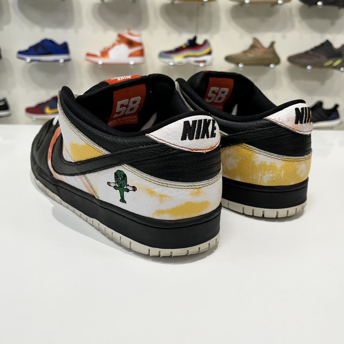 Nike SB Nike SB Dunk Low Raygun Tie-Dye Black Size US 10 / EU 43 - 4 Thumbnail