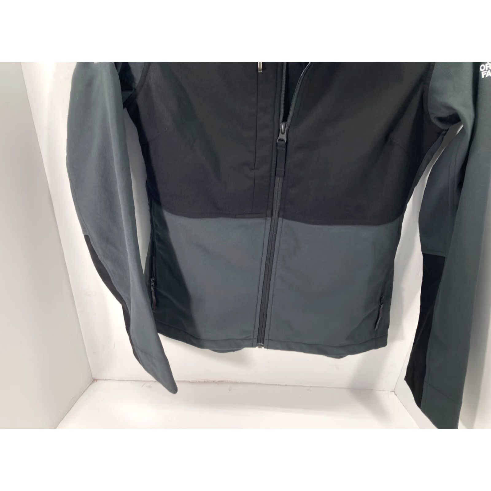 The North Face VINTAGE**?** The North Face Castle Rock Soft Shell Jacket Womens S Gray Black Full Zip Logo Size S / US 4 / IT 40 - 5 Thumbnail