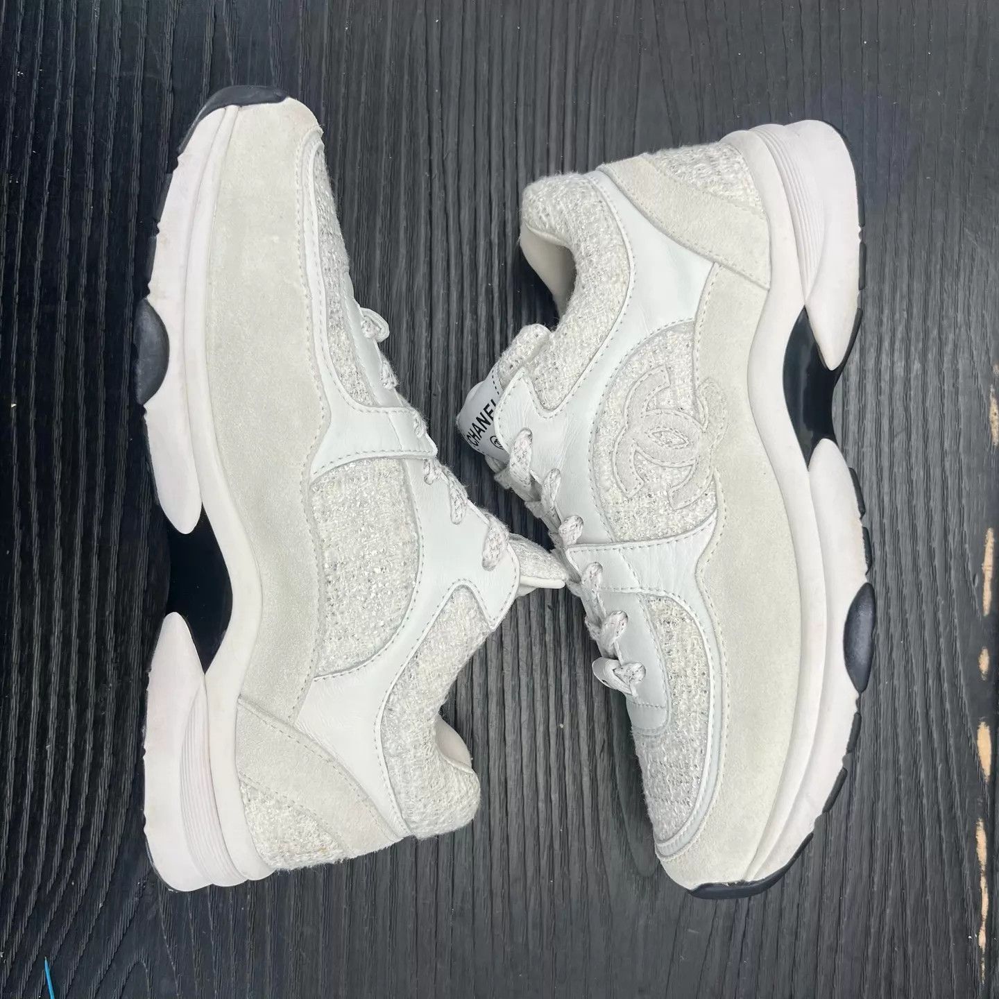 Chanel Chanel white suede sneaker 36.5 mint Size US 6 / IT 36 - 2 Thumbnail