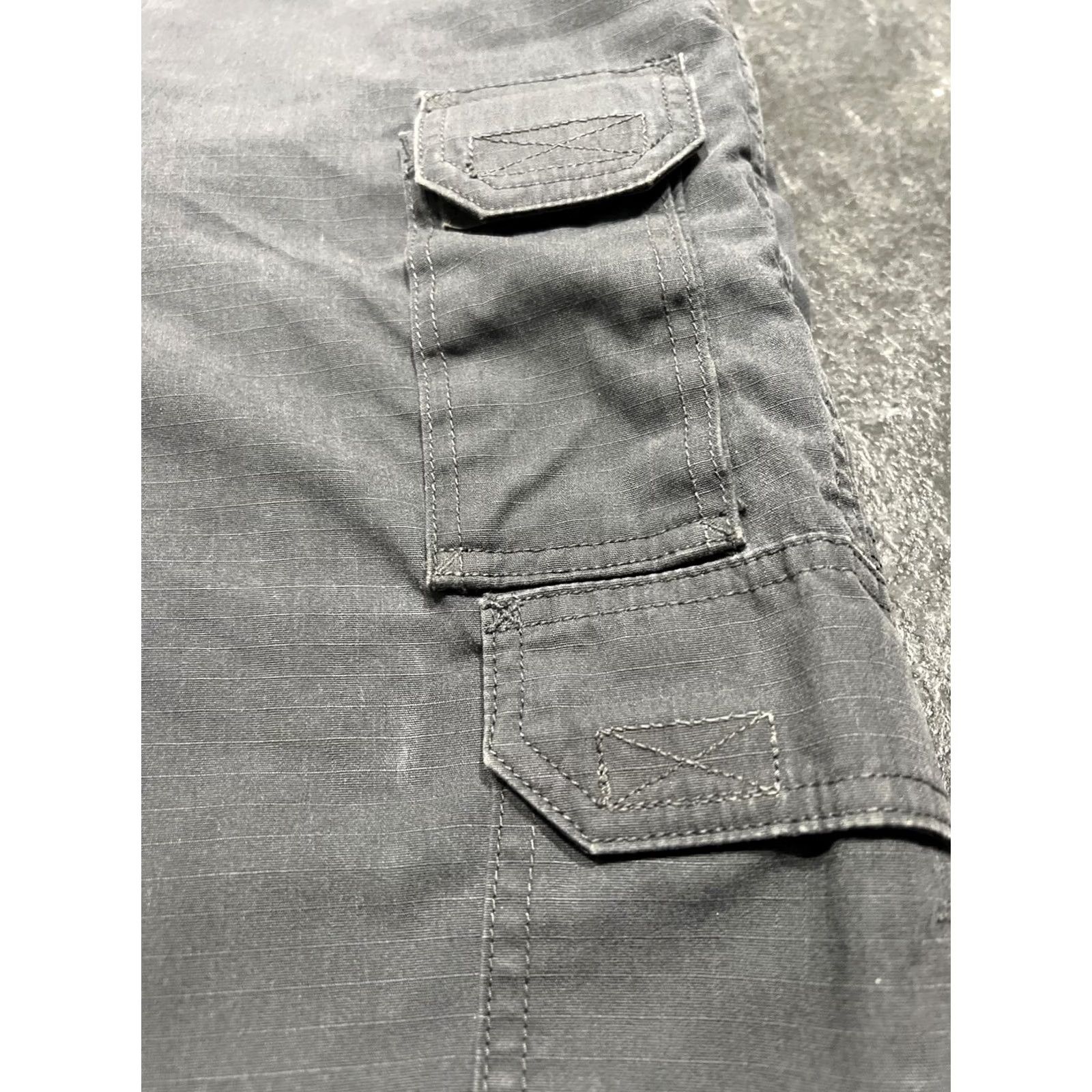 Vintage 5.11 Tactical Men's Ripstop Gray Shorts Size 40 Cargo Regular Low Rise 10 in Inseam Front Zip Belt Loops Vietnam Mens Size US 40 / EU 56 - 7 Thumbnail
