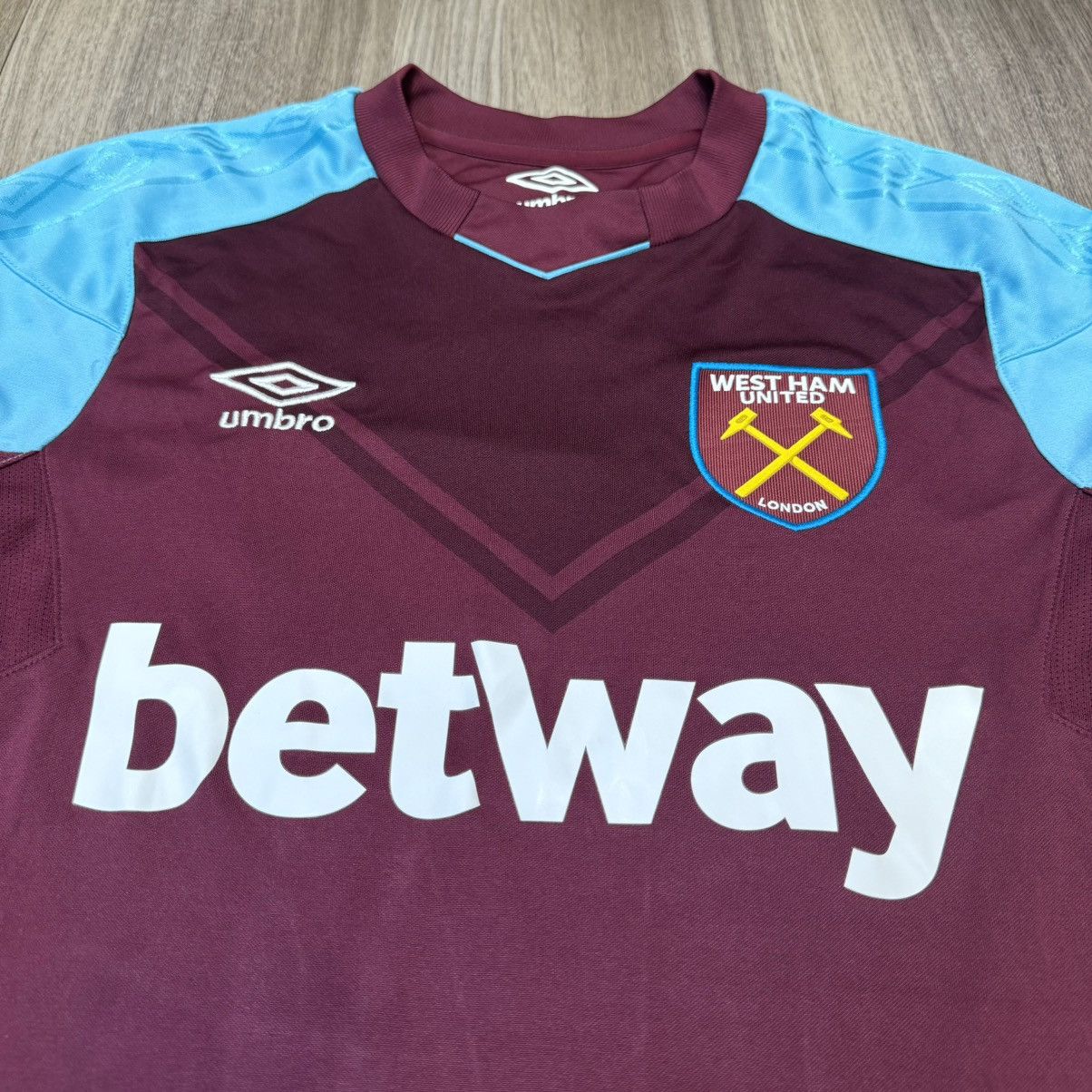 Umbro West Ham 17/18 home shirt #17 Chicharito Size US S / EU 44-46 / 1 - 3 Thumbnail