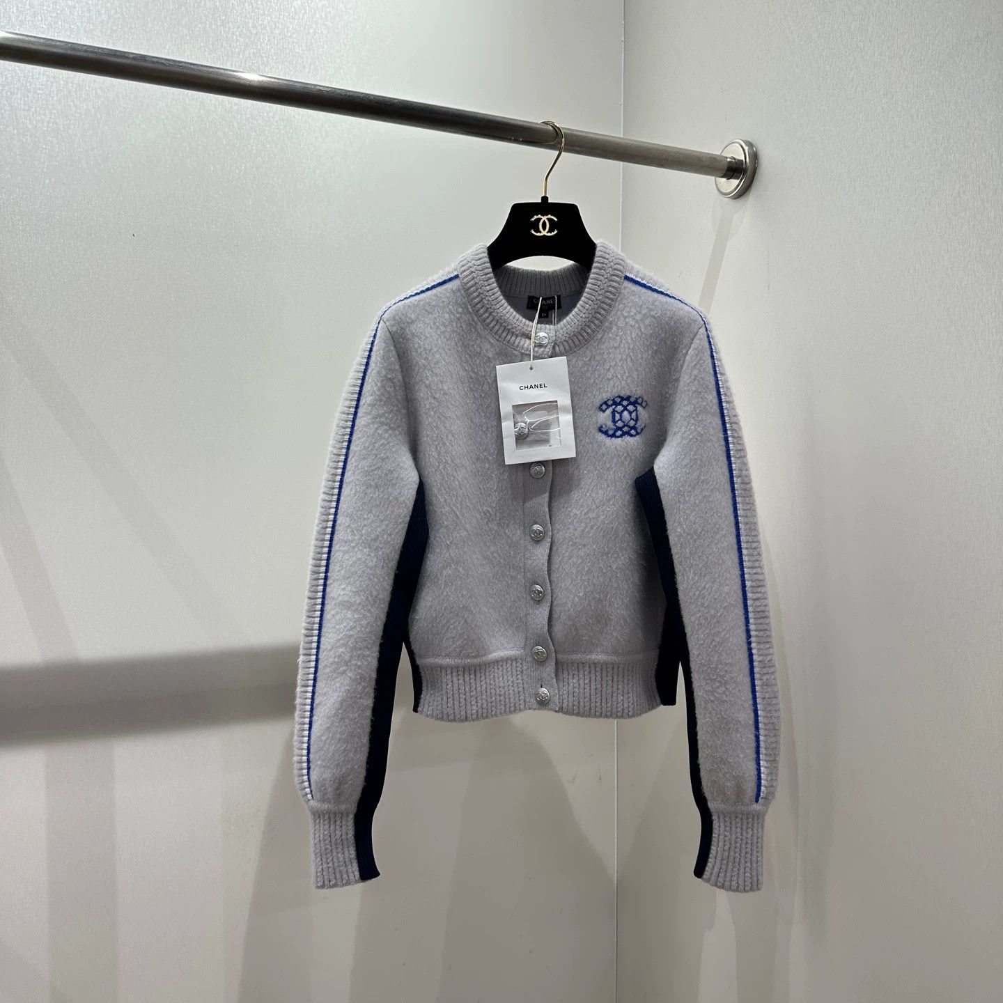 Chanel Chanel mar27 Ski Series Cashmere Cardi Silver Button 34 Size XS / US 0-2 / IT 36-38 - 1 Thumbnail