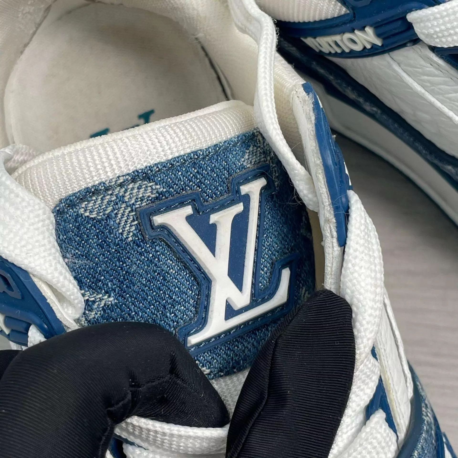 Louis Vuitton LV blue and white low-top sneaker 36.5 260226YJH7S03 Size US 6 / IT 36 - 8 Thumbnail