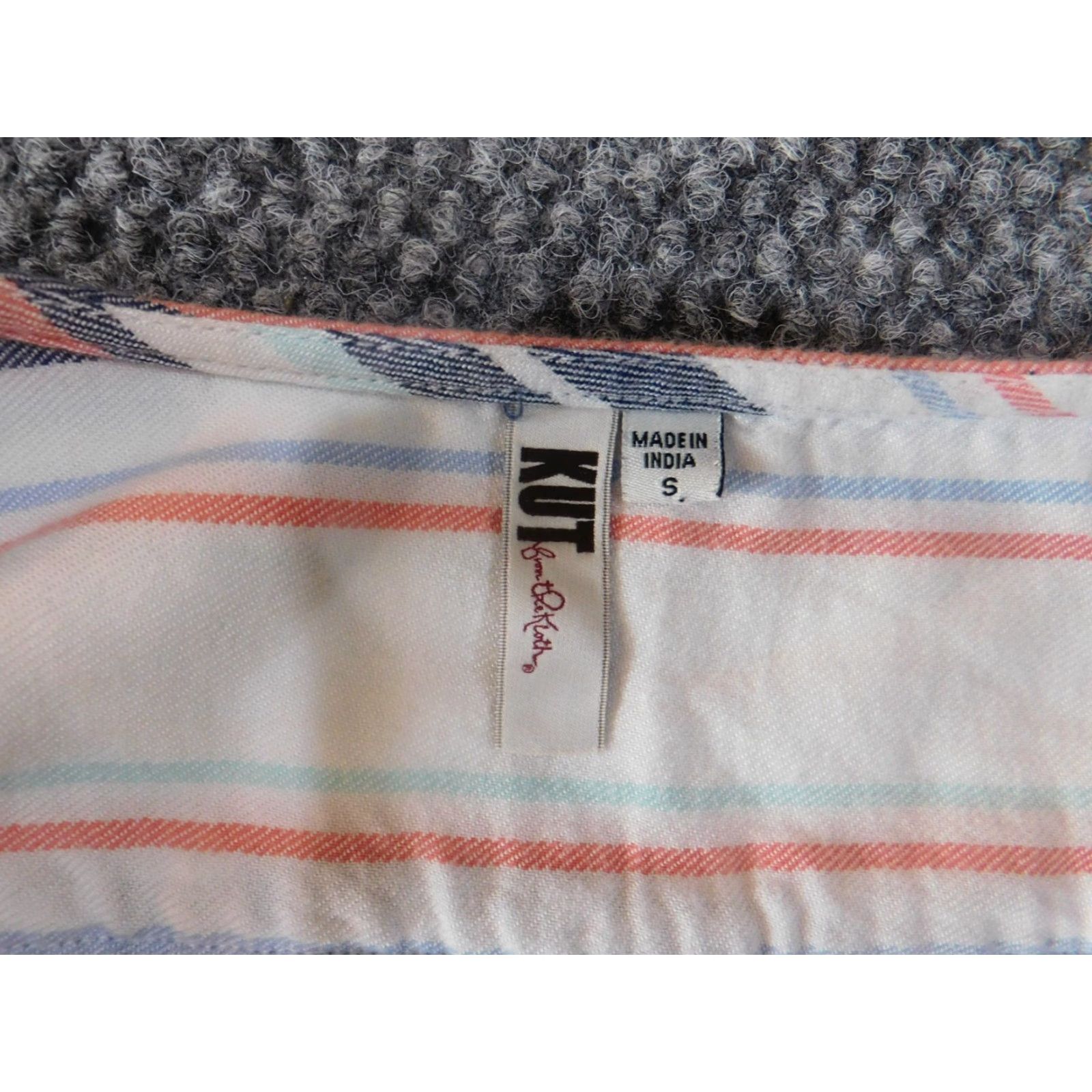 Vintage KUT from the Kloth Blouse Womens Size S White Striped Open Pullover Knit Rayon Button Casual Shirt Top Size S / US 4 / IT 40 - 4 Thumbnail