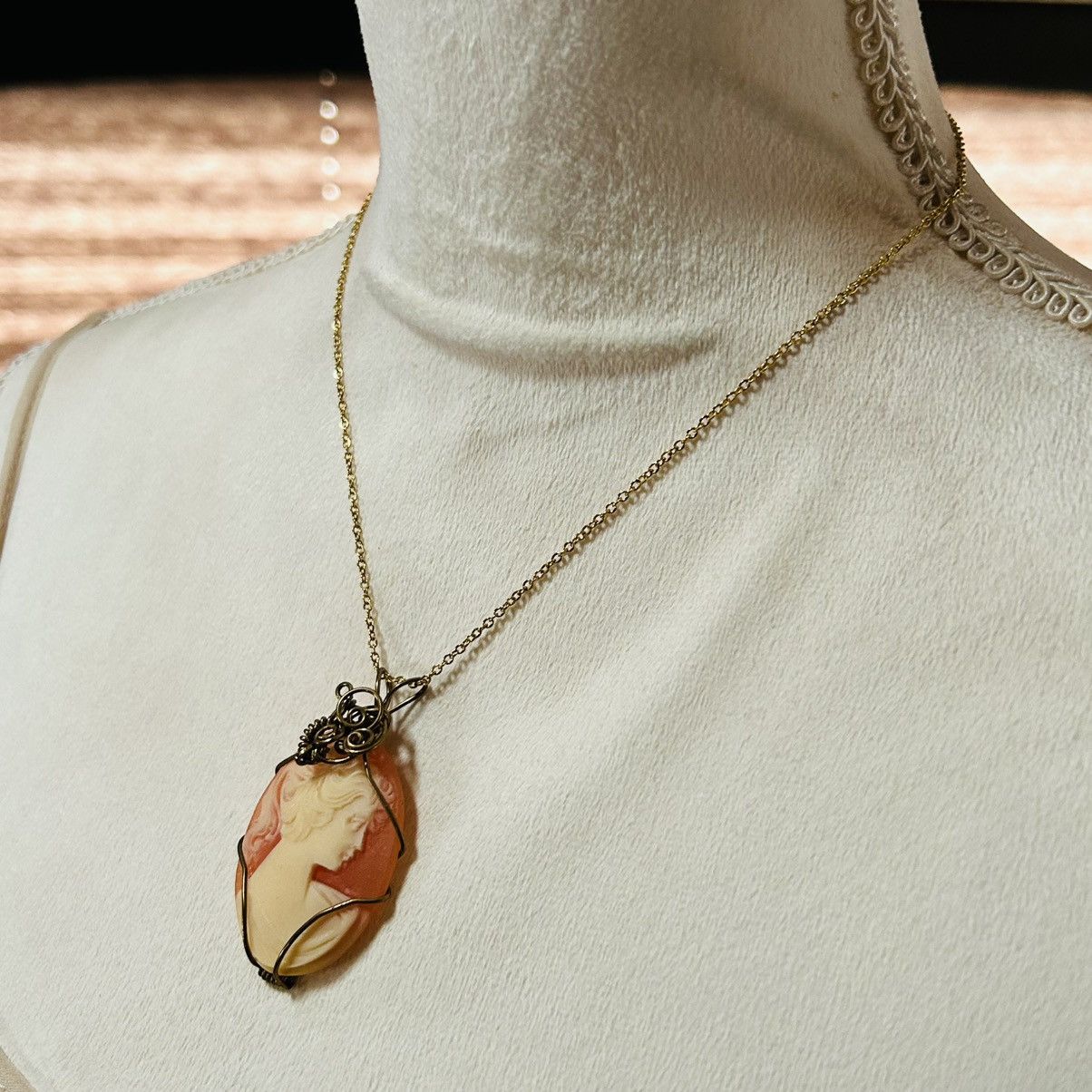 Vintage Vintage Victorian lady cameo hand wired pendant necklace Size ONE SIZE - 4 Thumbnail