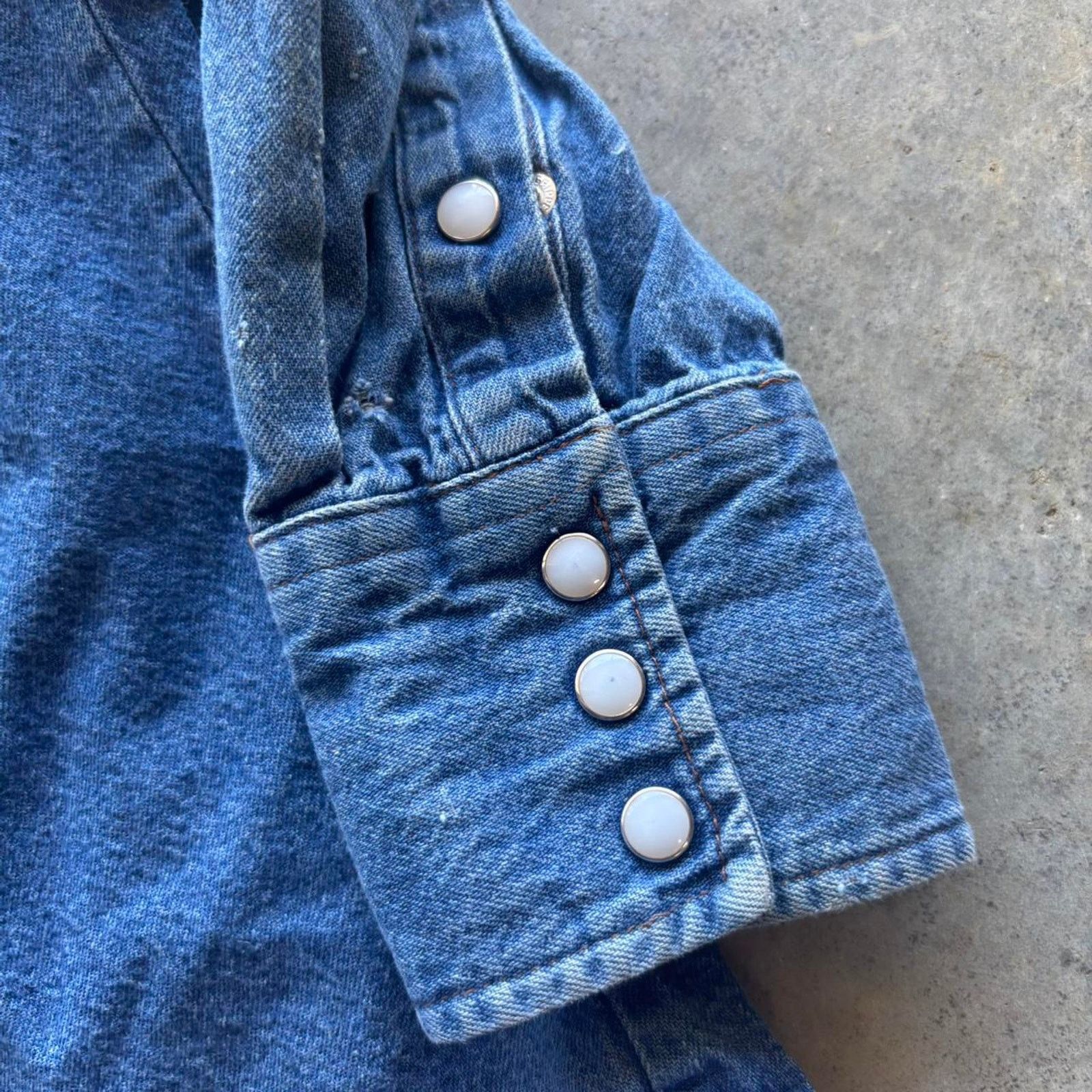 Carhartt × Vintage × Wrangler 90s Wrangler Western Denim Distressed Pearl Snap Button Up Size US XL / EU 56 / 4 - 5 Thumbnail