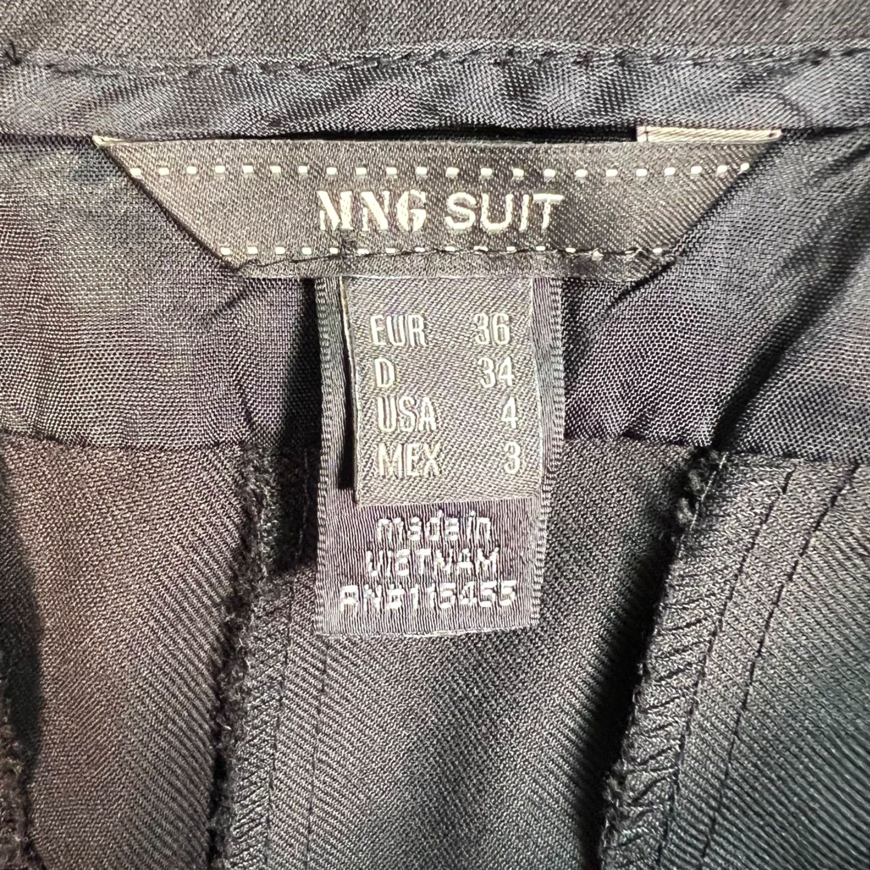 Mango Mango Bermuda Shorts Womens Size 4 Black Bermuda Shorts Casual Pockets Spring Summer 8 in Inseam Polyester Viscose Flat Front Mid Rise Regular Womens Size 27" / US 4 / IT 40 - 3 Thumbnail