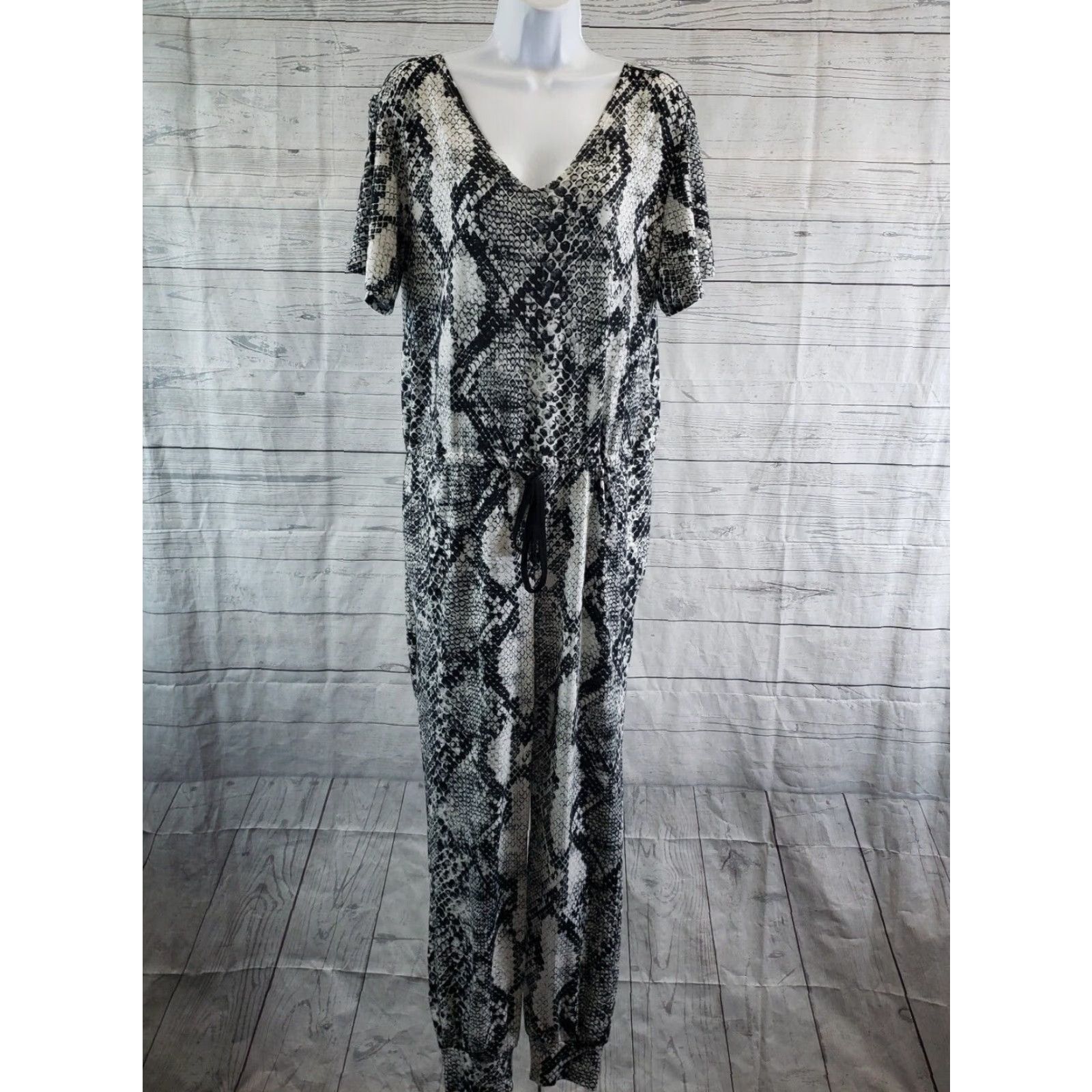 Vintage VINTAGE LuLaRoe Womens Jumpsuit Sz Medium Black White Snakeskin Short Sleeve V-Neck Size 32" / US 10 / IT 46 - 2 Thumbnail