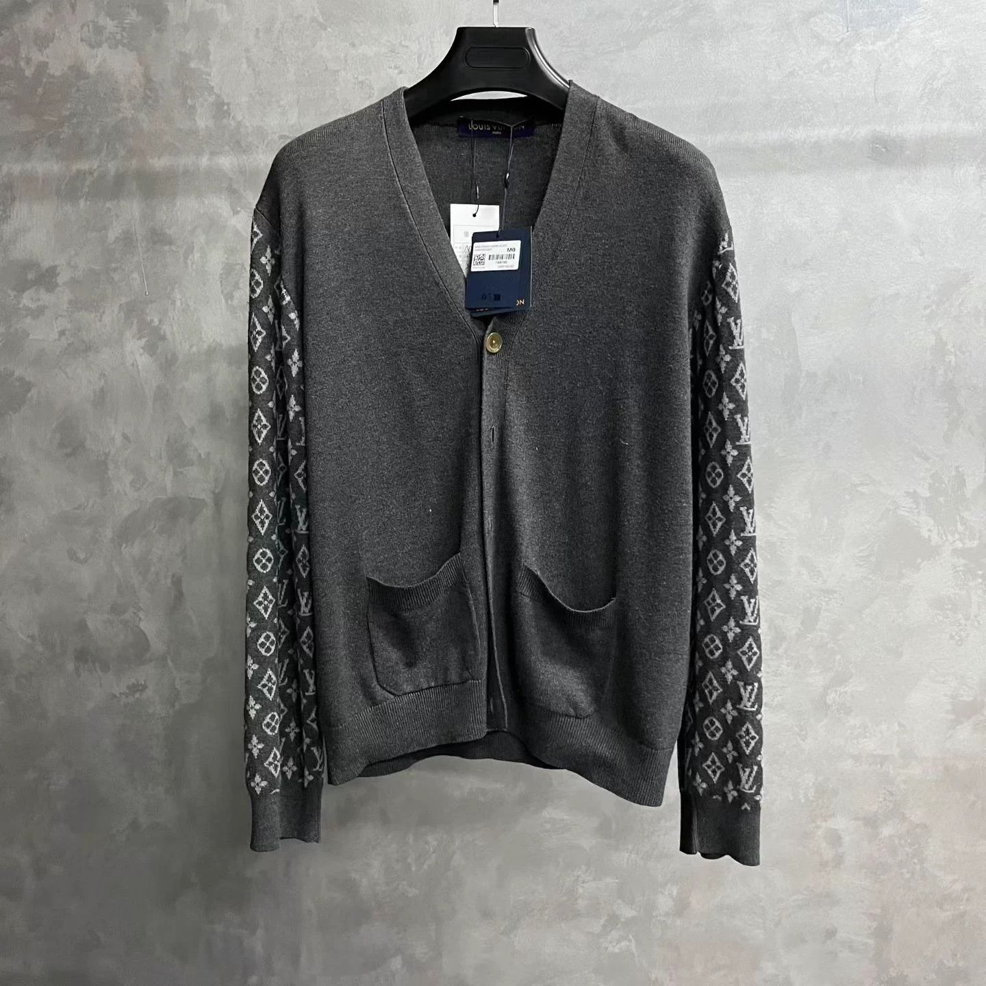 Louis Vuitton Louis Vuitton Grey Logo Patch V-Neck Knit Sweater M Size US M / EU 48-50 / 2 - 1 Thumbnail