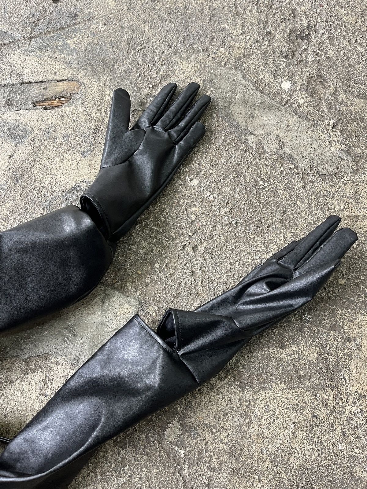 Comme des Garcons Comme Des Garcons Noir Kei Ninomiya Leather Gloves Size US M / EU 48-50 / 2 - 17 Thumbnail