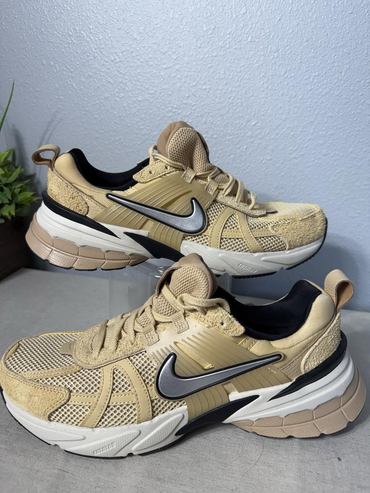 Nike Size Woman 12 , Men 10.5 - Nike V2K Run Sesame W Size US 12 / IT 42 - 3 Thumbnail