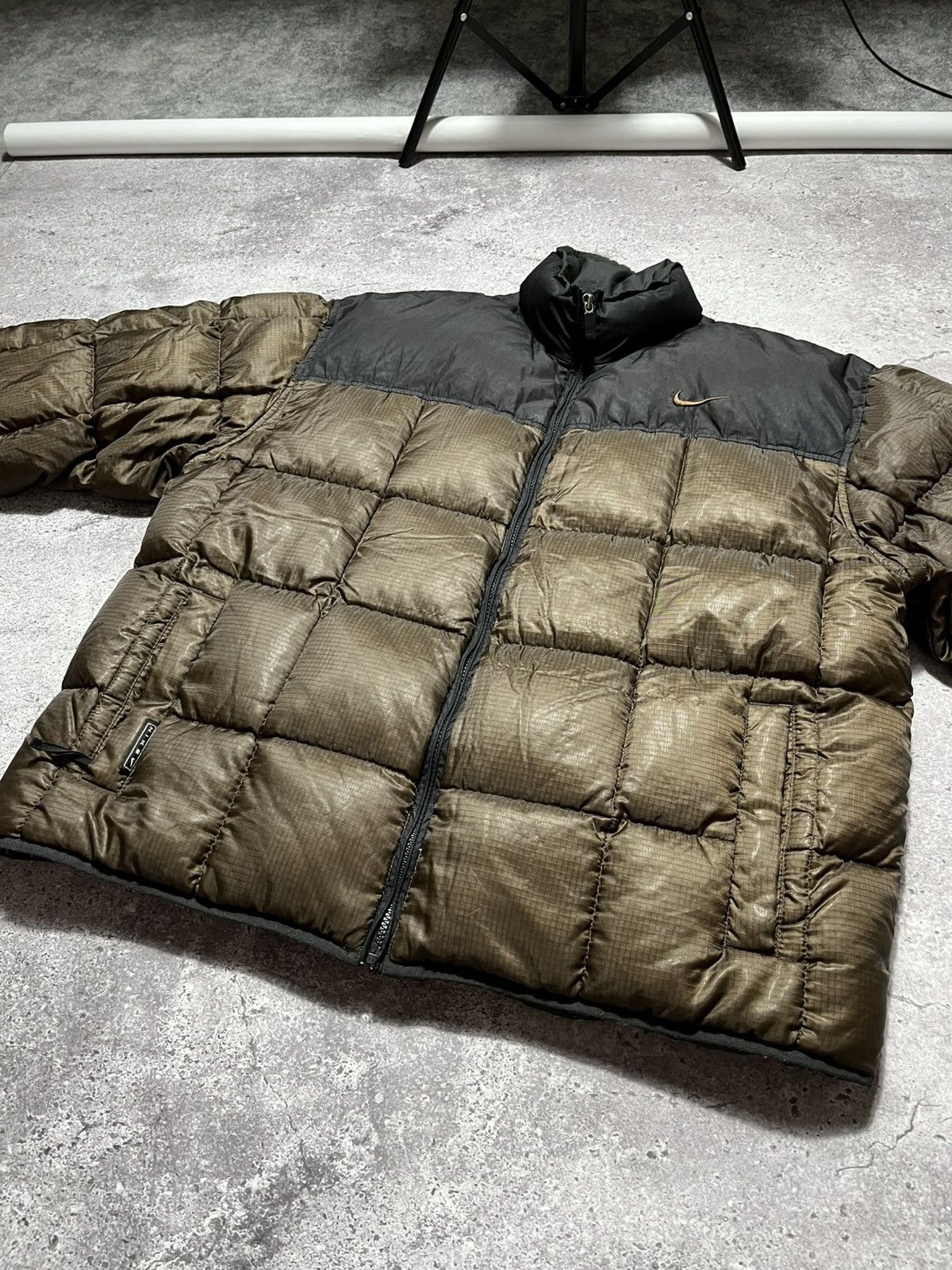 Nike Vintage 90’s NIKE Brown Gold Puffer Down Mans Y2K jacket Size US L / EU 52-54 / 3 - 7 Thumbnail