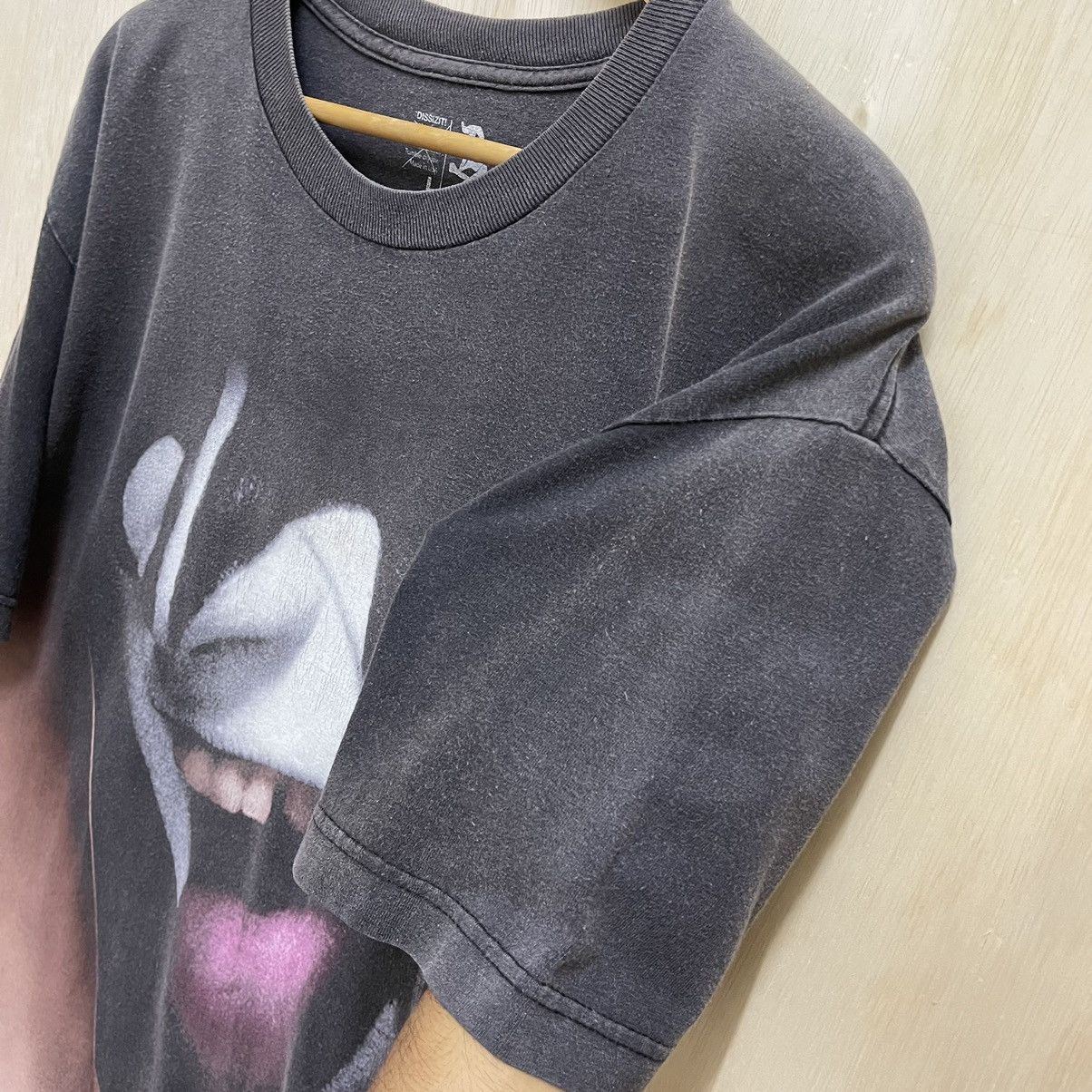 Dissizit Rare🔥DISSIZIT✖️KISS🔥HITTIN LICKS SINCE EIGTY666 Sun Faded Size US L / EU 52-54 / 3 - 5 Thumbnail