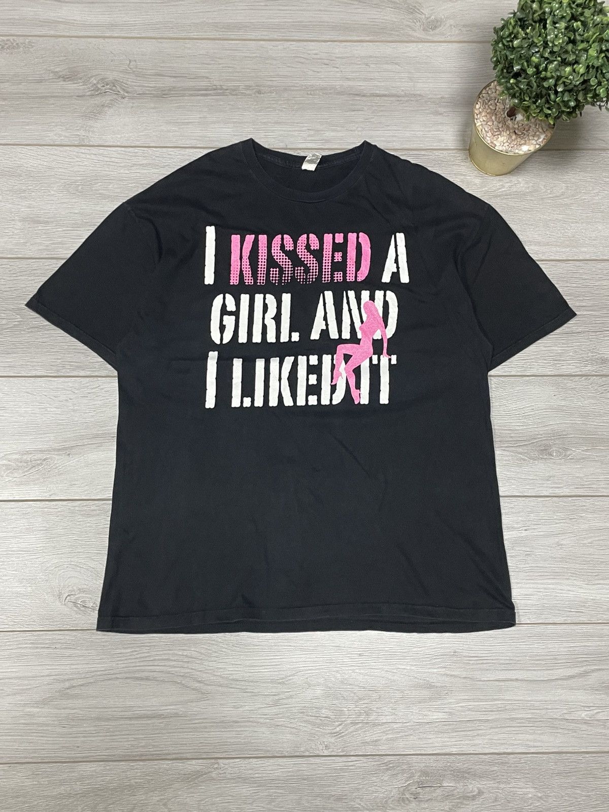 Vintage Katty Perry I kissed a girl and i liked it humor fun t-shirt Size US XL / EU 56 / 4 - 1 Thumbnail