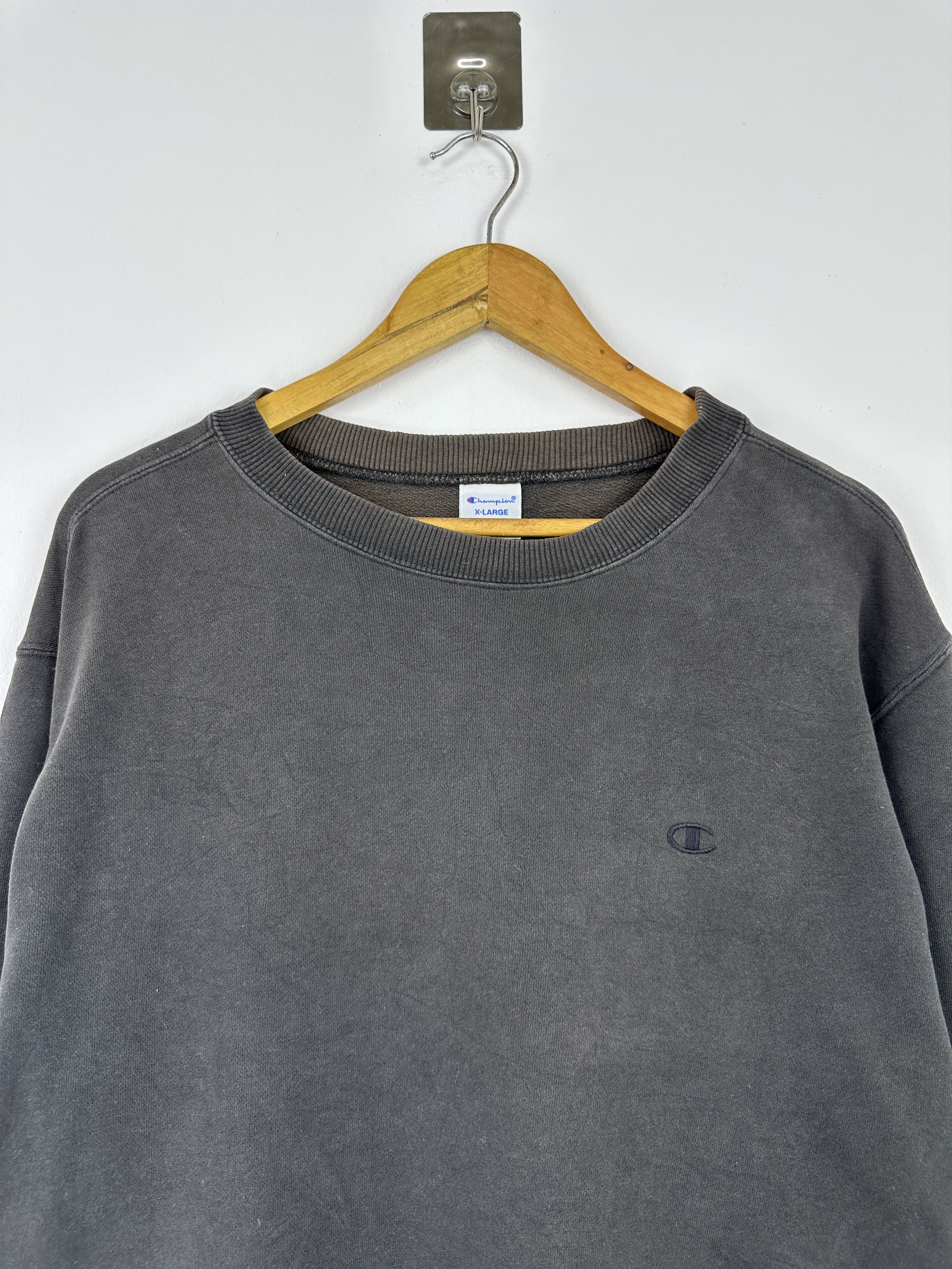 Champion Vintage Champion Sun Faded Black Crewneck Size XL BP0019 Size US XL / EU 56 / 4 - 2 Thumbnail