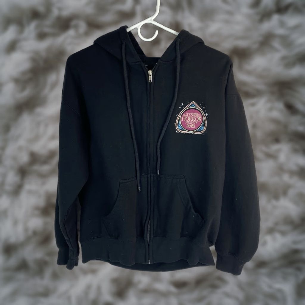 Vintage Univeral Studios Hoodie Adult Small 2023 Halloween Horror Nights Never Go Alone Size US S / EU 44-46 / 1 - 1 Thumbnail