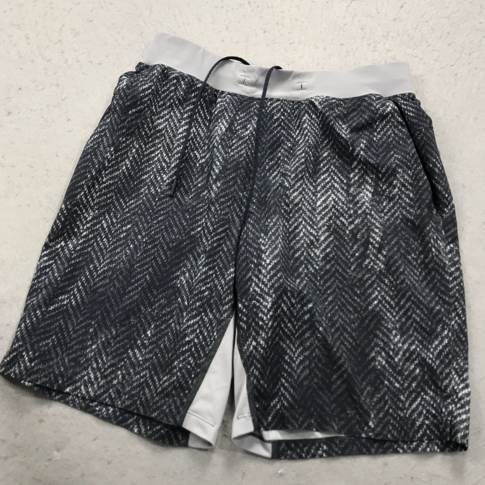 Lululemon Lululemon Shorts Mens M Gray Gym T.H.E. Short Linerless 9 Inch Workout Geometric Pattern Size US 31 - 3 Thumbnail