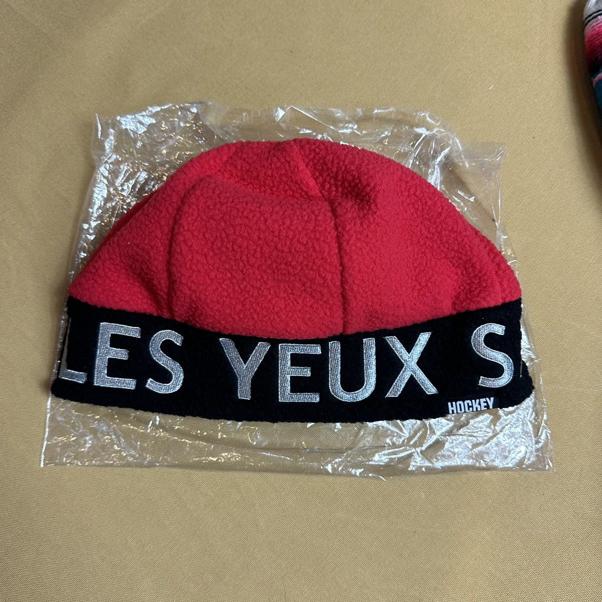 【HOCKEY】 EYES WITHOUT A FACE SHERPA BEANIE : BLACK/RED Eyes Without A Face Sherpa Beanie (Black / Red)