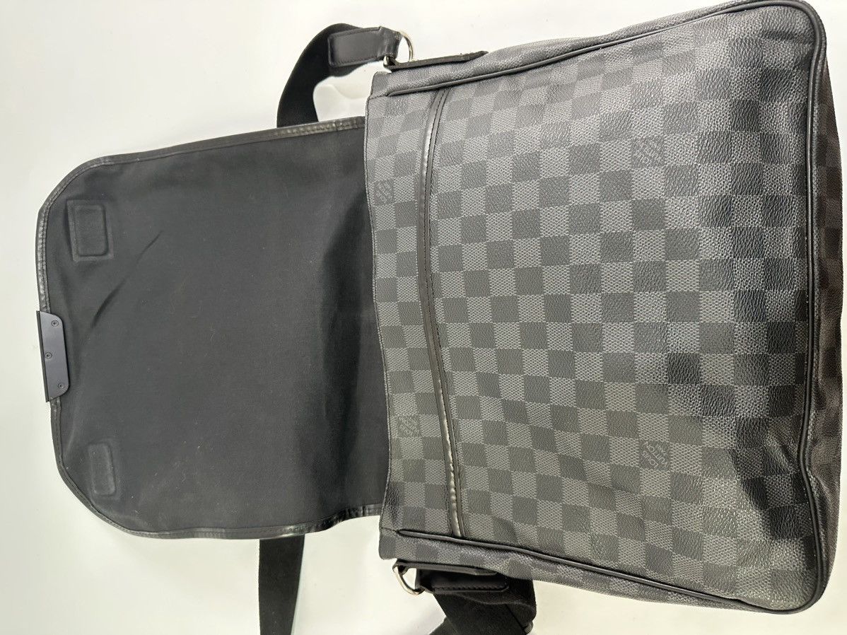 Louis Vuitton Louis Vuitton Damier Graphite Canvas Daniel MM Messenger Bag Size ONE SIZE - 6 Thumbnail