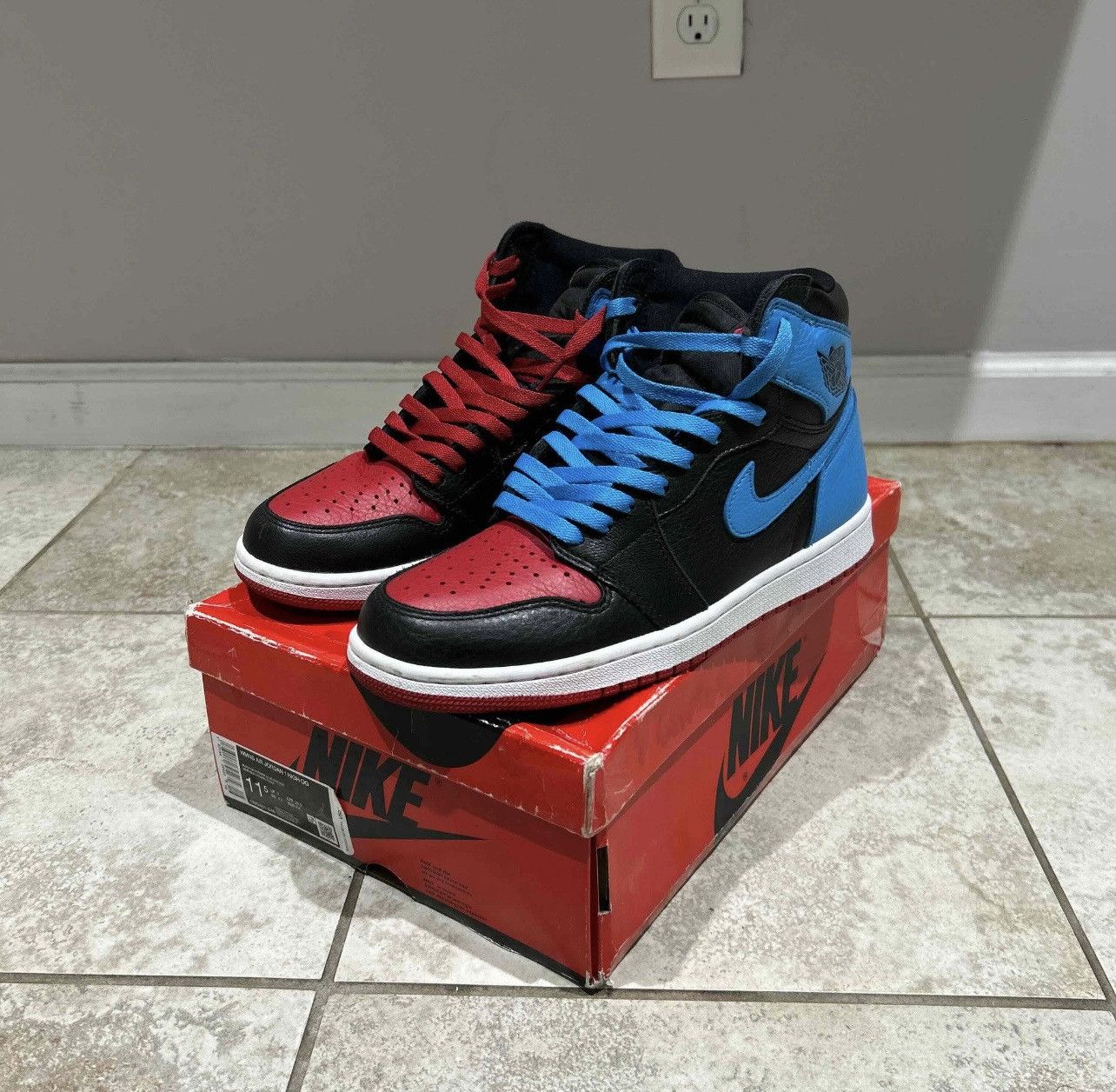 Nike WMNS AIR JORDAN 1 HIGH OG “NC to CHI” Size US 11.5 / EU 44-45 - 2 Thumbnail