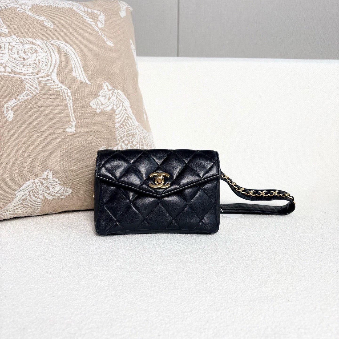 Chanel Pre-loved Bag Very good condition Size ONE SIZE - 1 Thumbnail