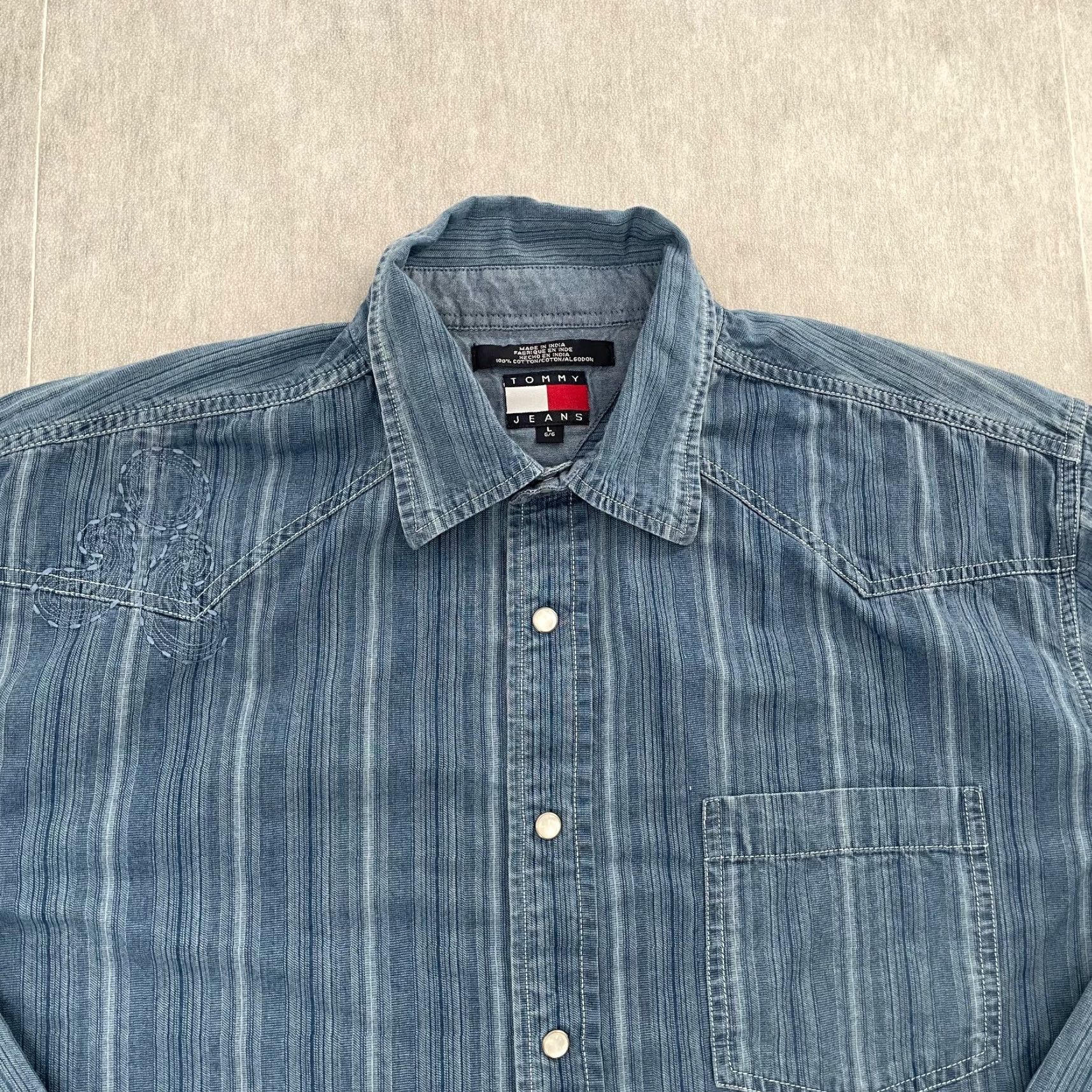 Tommy Hilfiger VINTAGE Tommy Hilfiger Denim Shirt Adult Large Blue Long Sleeve Button-Up 90s Mens Size US L / EU 52-54 / 3 - 3 Thumbnail