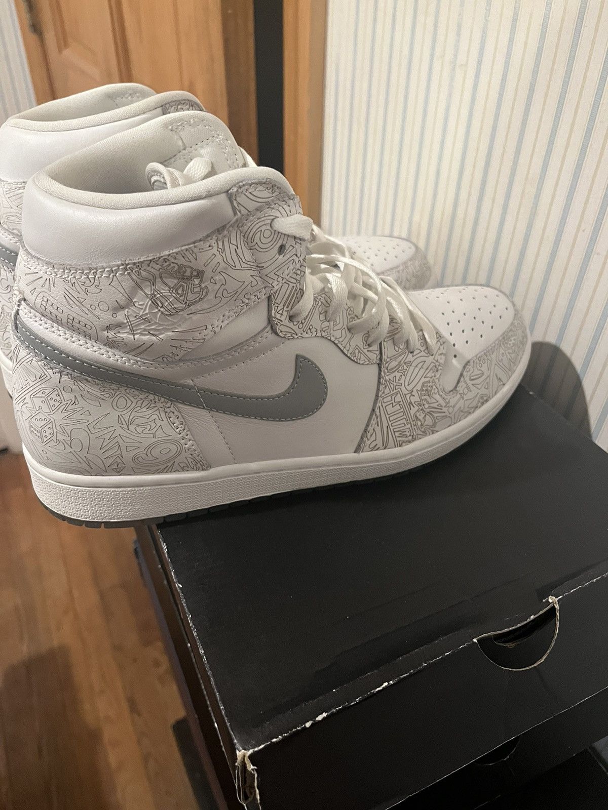 Jordan Brand Air Jordan 1 Retro 30th Anniversary Laser Size 11.5 Size US 11.5 / EU 44-45 - 5 Thumbnail