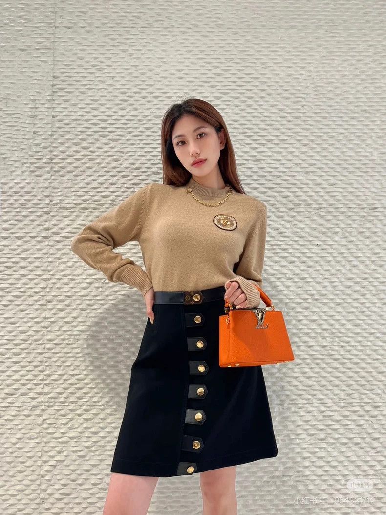 Louis Vuitton Louis Vuitton Single-breasted solid skirt 2503-Nextarrow Size 35" - 1 Thumbnail