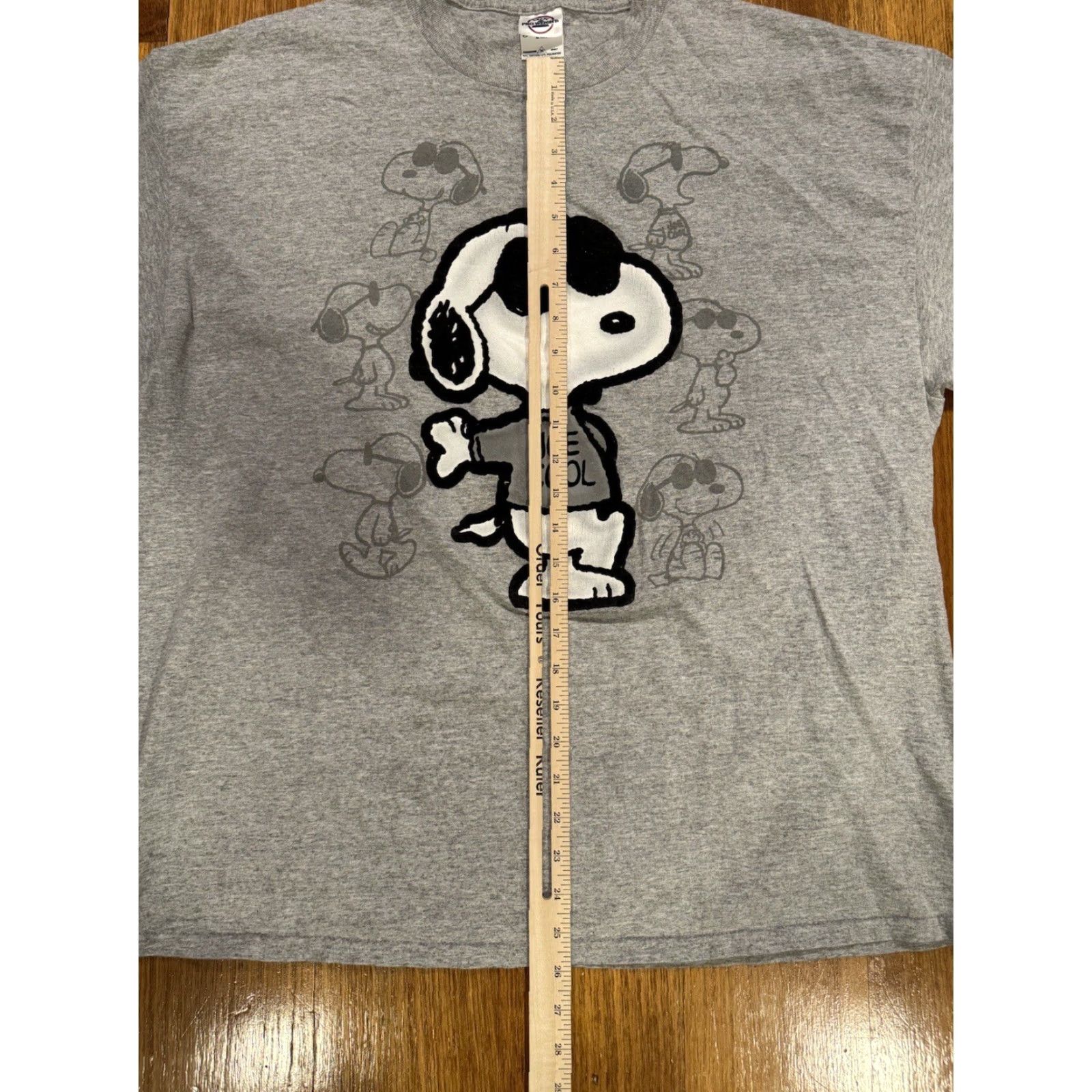 Peanuts VINTAGE Peanuts Snoopy Joe Cool T-shirt Velvet Cartoon Graphic Men’s XL Gray Short Sleeve Crew Neck 90s Mens T-Shirt Size US XL / EU 56 / 4 - 7 Thumbnail
