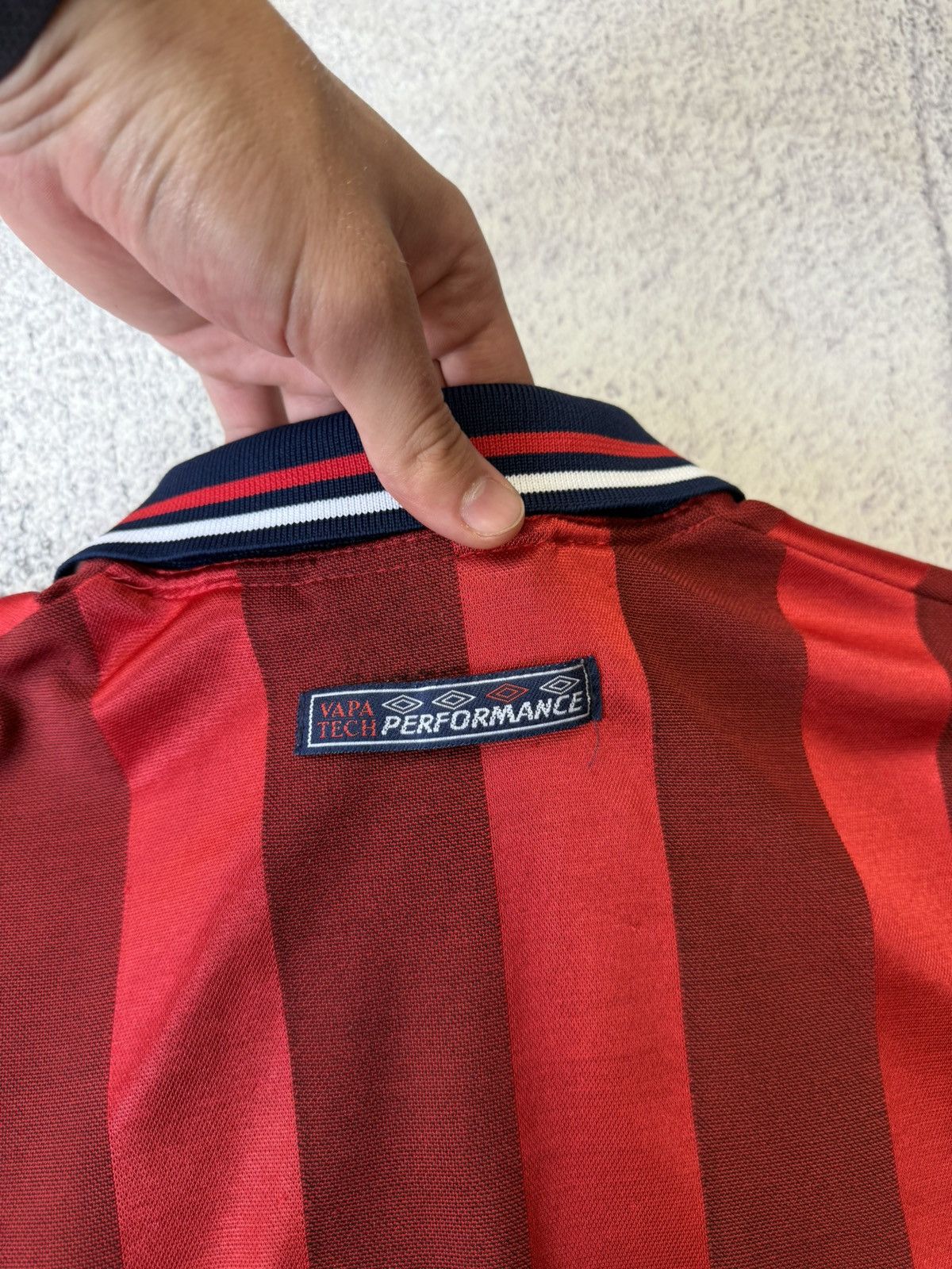 Umbro ENGLAND UMBRO 1997 1998 AWAY VINTAGE FOOTBALL JERSEY SHIRT Size US L / EU 52-54 / 3 - 24 Thumbnail
