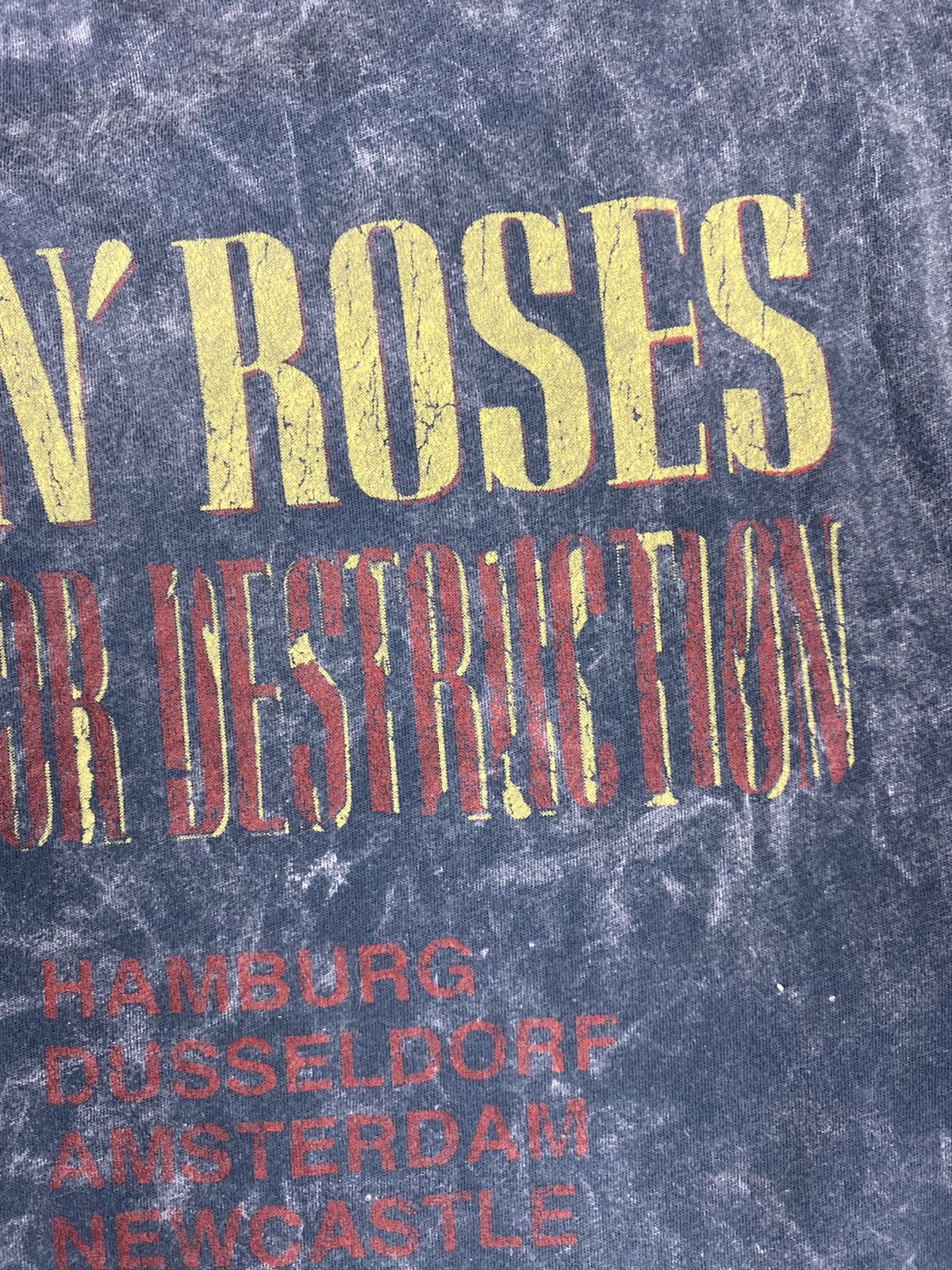 Guns N' Roses Vintage Guns N Roses 2017 Tour T Shirt Tee Size M Size US M / EU 48-50 / 2 - 13 Thumbnail
