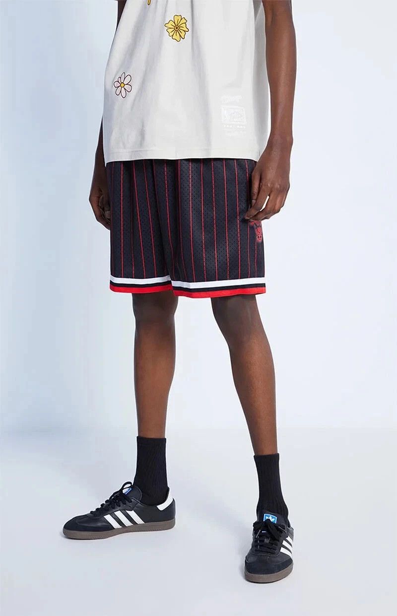 Mitchell & Ness Mitchell & Ness NBA Swingman Shorts Chicago Bulls 96-97 Size US 30 / EU 46 - 6 Thumbnail