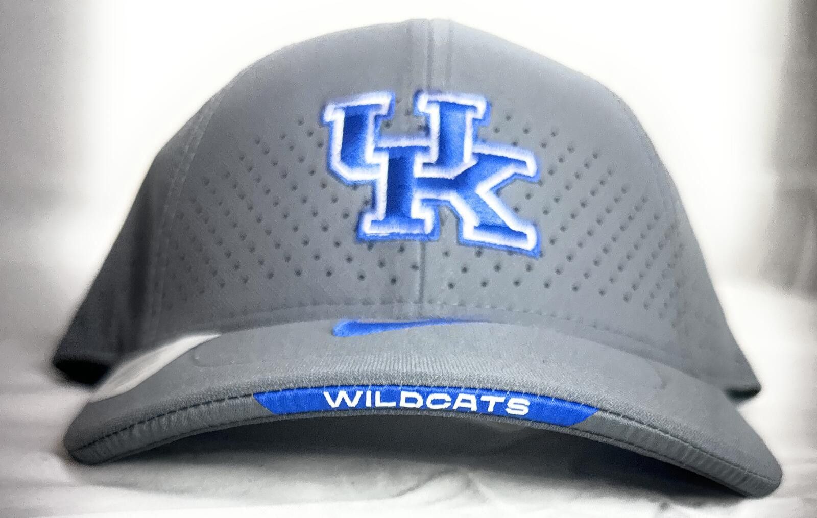 Nike Nike Kentucky Wildcats Team Issue Performance Baseball Cap Size ONE SIZE - 2 Thumbnail