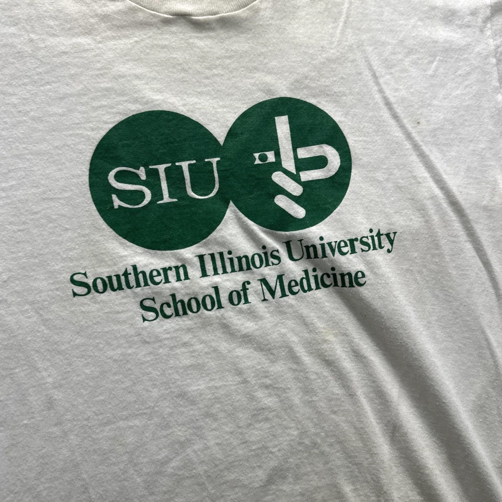 Vintage VINTAGE Screen Stars Best SIU College Shirt Mens XL White Crew Neck Short Sleeve Graphic Print 90s SIU School of Medicine Size US XL / EU 56 / 4 - 6 Thumbnail
