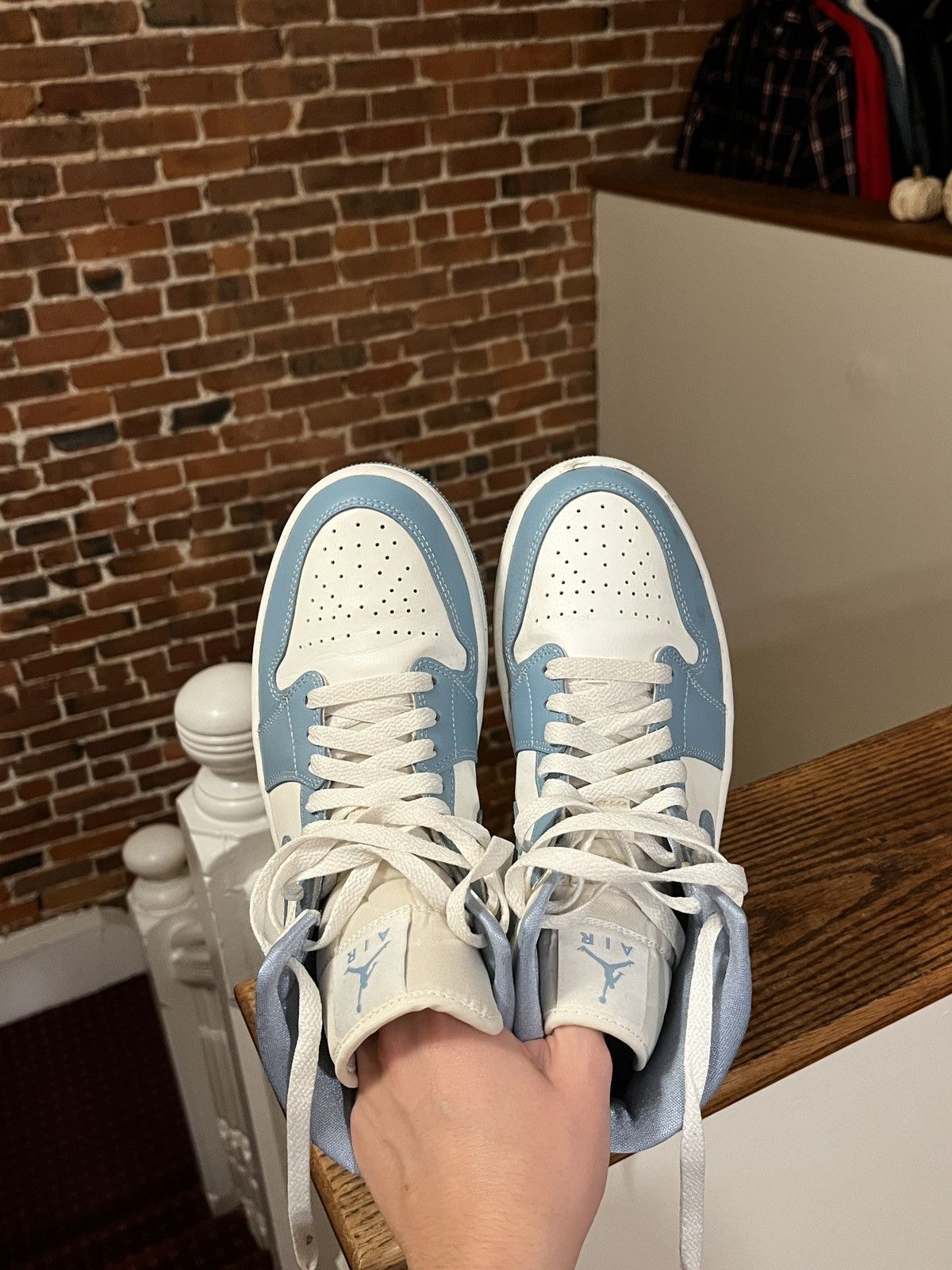 Jordan Brand Air Jordan 1 Mid "UNC" Size US 9 / IT 39 - 5 Thumbnail