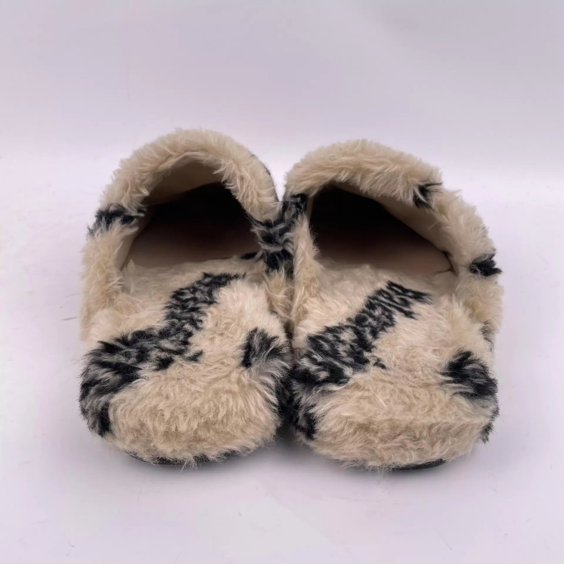 Balenciaga Balenciaga Men's White Fleece Slippers 42 Size US 9 / EU 42 - 8 Thumbnail