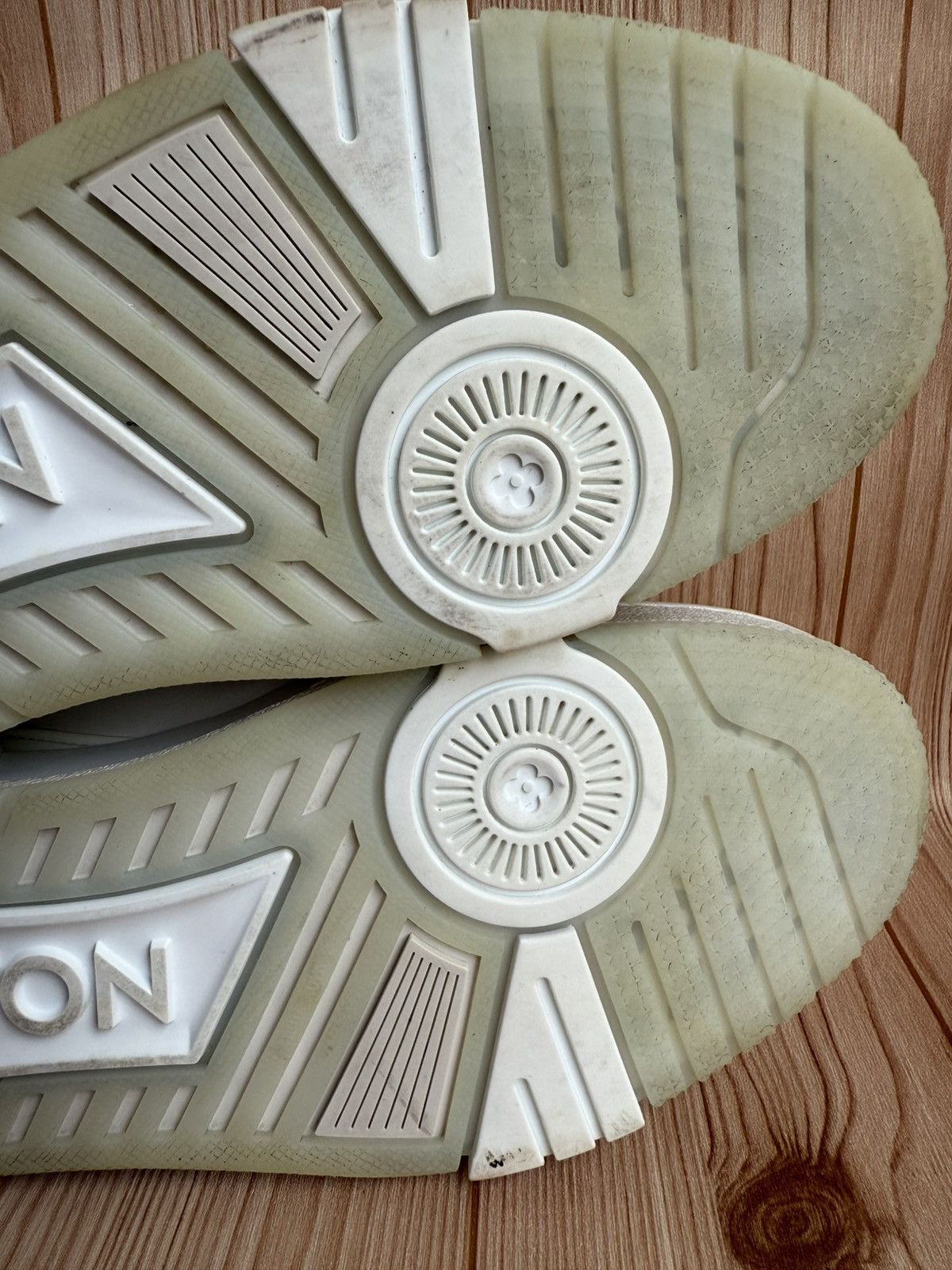 Louis Vuitton White/gray trainers Size US 7 / EU 40 - 24 Thumbnail