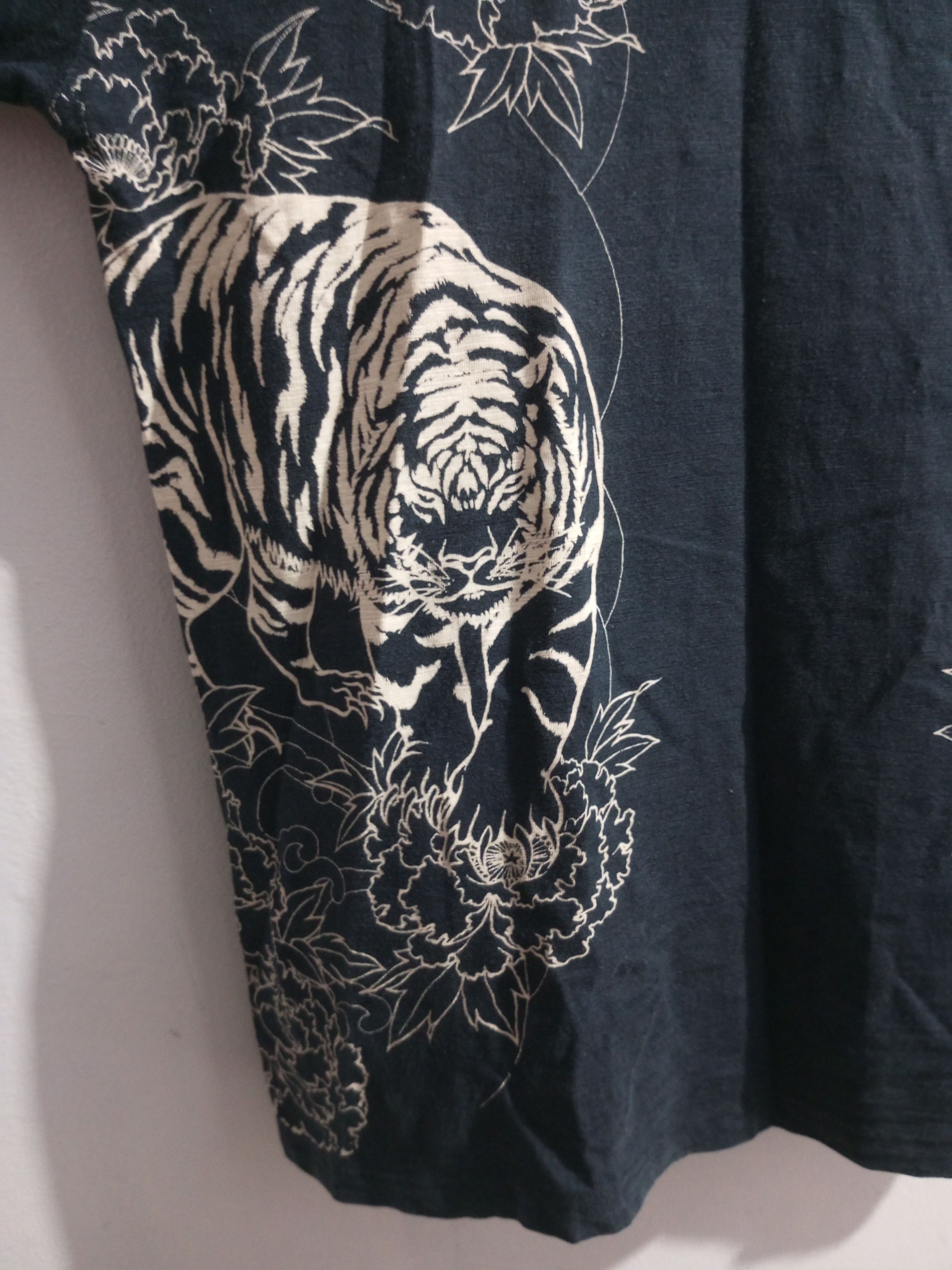 Karakuri Tamashii Vintage sukajan Shanghai colar dragon vs tigers tee Size US L / EU 52-54 / 3 - 6 Thumbnail
