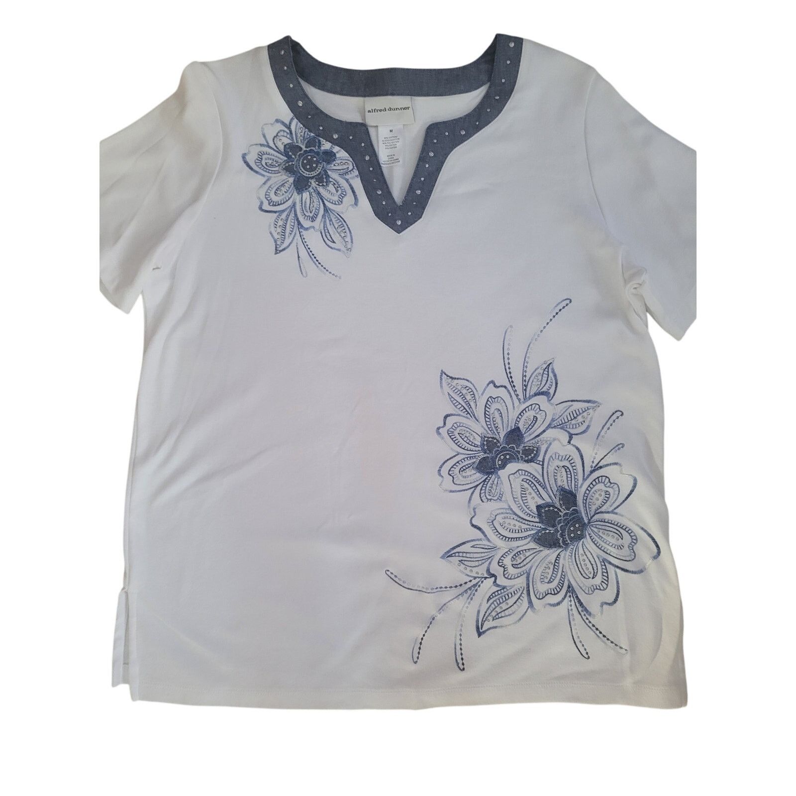 Other Alfred Dunner Wht/Denim Flower Shirt V Neck Sz M Size M / US 6-8 / IT 42-44 - 2 Thumbnail