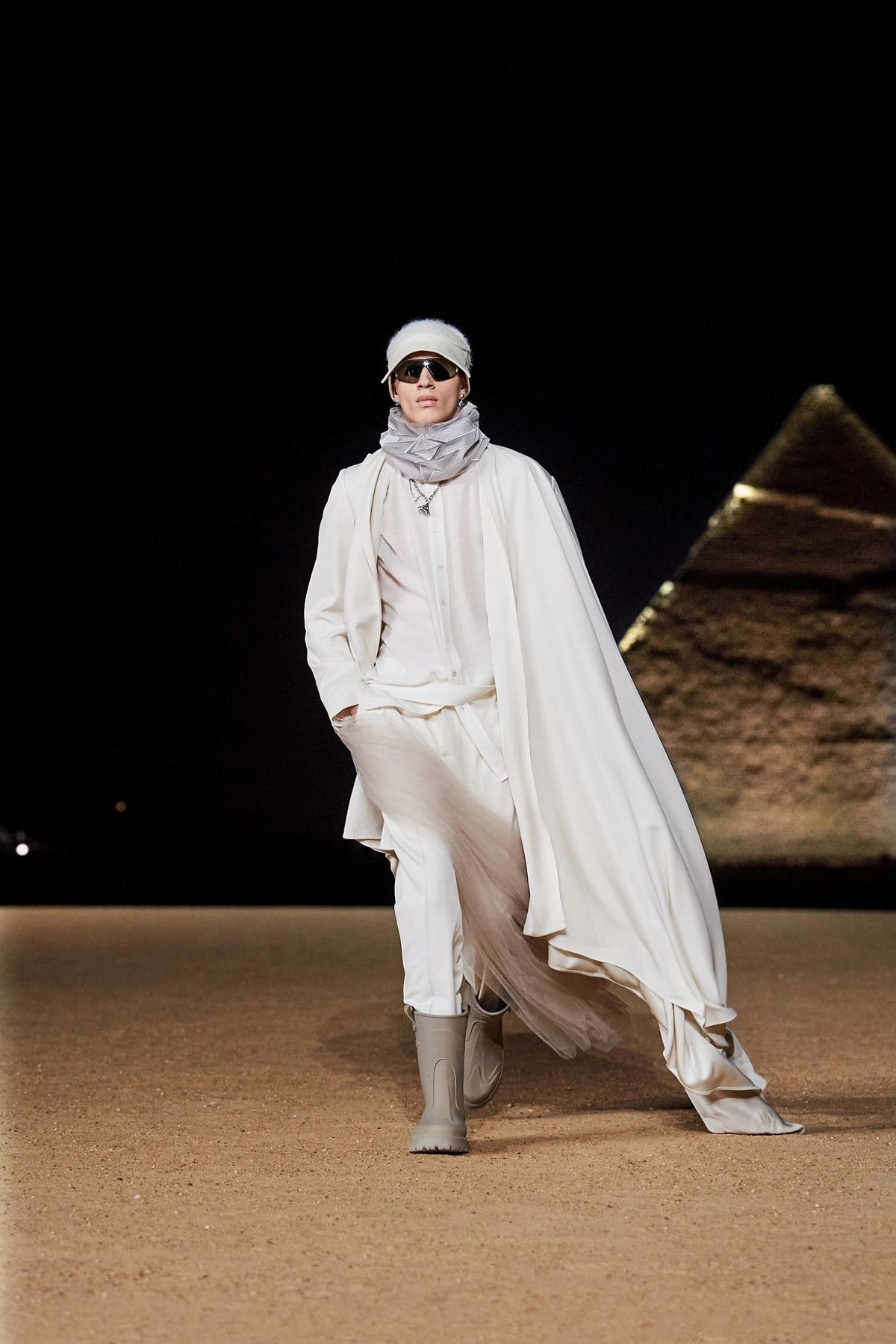 Dior o1bcso1str1224 Coat with Cape in Virgin Size US XL / EU 56 / 4 - 4 Thumbnail