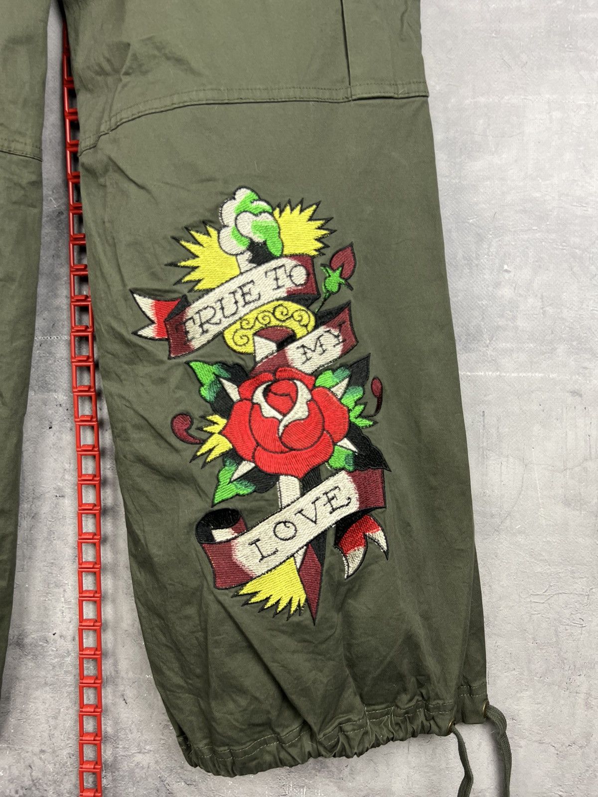 Ed Hardy ED HARDY TRUE TO MY LOVE CARGO PANTS SIZE L Size 33" - 9 Thumbnail