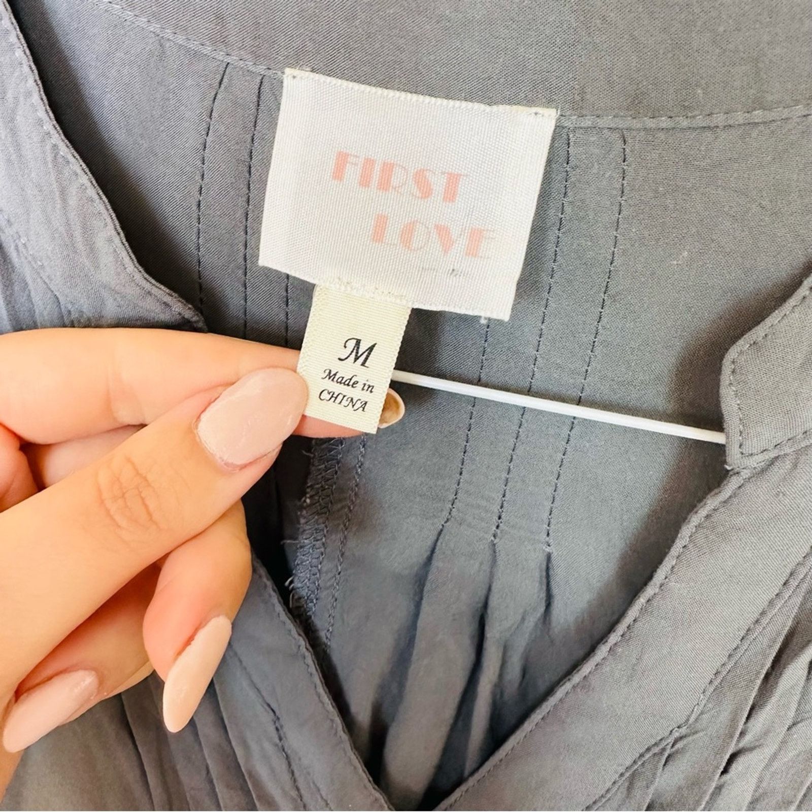 Nordstrom NORDSTROM FIRST LOVE Charcoal Grey Button Tab Blouse Shirt Size M / US 6-8 / IT 42-44 - 9 Thumbnail