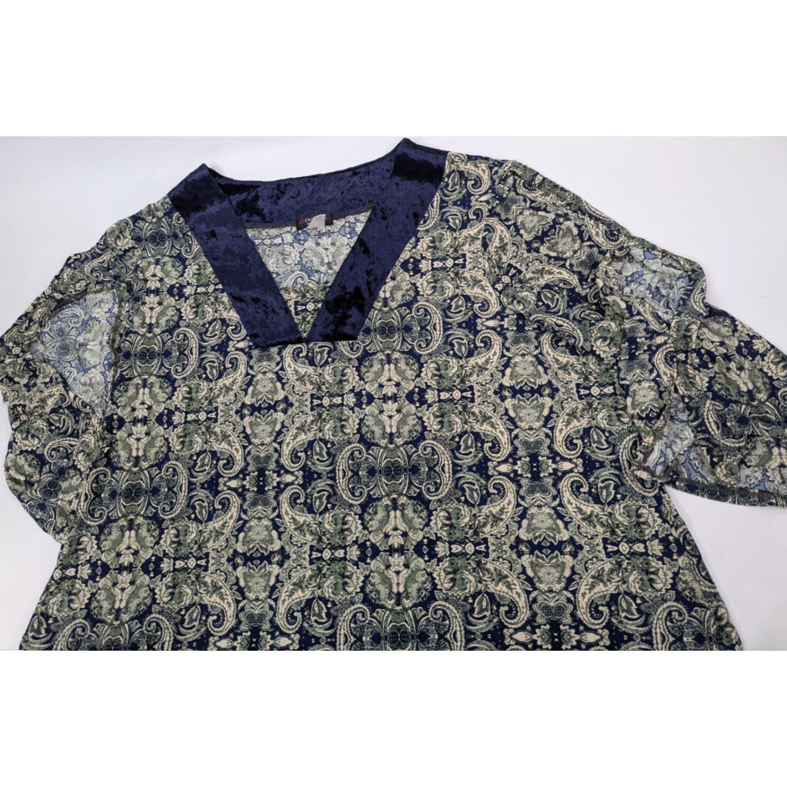 Velvet Cocomo Paisley V-Neck Jersey Velvet Top 3X Size 3/4 Sleeve Cold Shoulder Ladies Blouse Size XXL / US 16-18 / IT 52-54 - 2 Thumbnail
