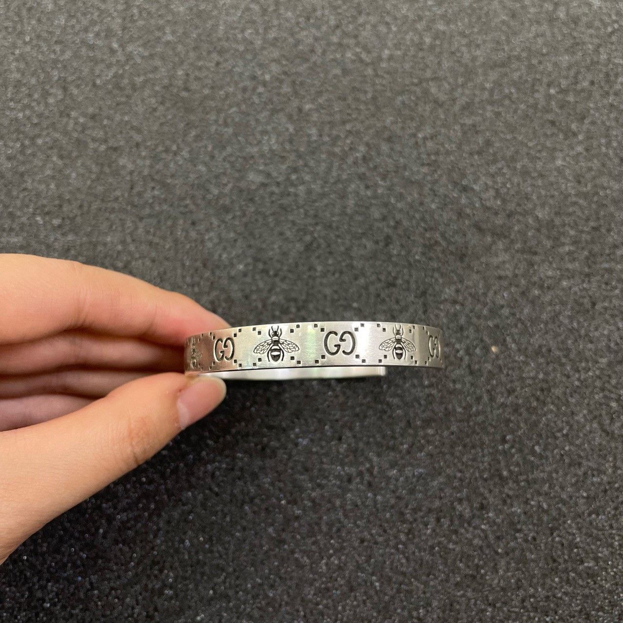 Gucci Gucci Size 19 Double G bee open bracelet 2501-Nextarrow Size ONE SIZE - 2 Thumbnail