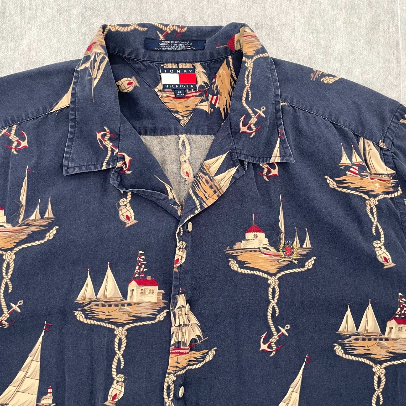 Tommy Hilfiger VINTAGE Tommy Hilfiger Short Sleeve Button-Up Shirt Adult XL Nautical Sailing Logo 90s Mens Size US XL / EU 56 / 4 - 3 Thumbnail
