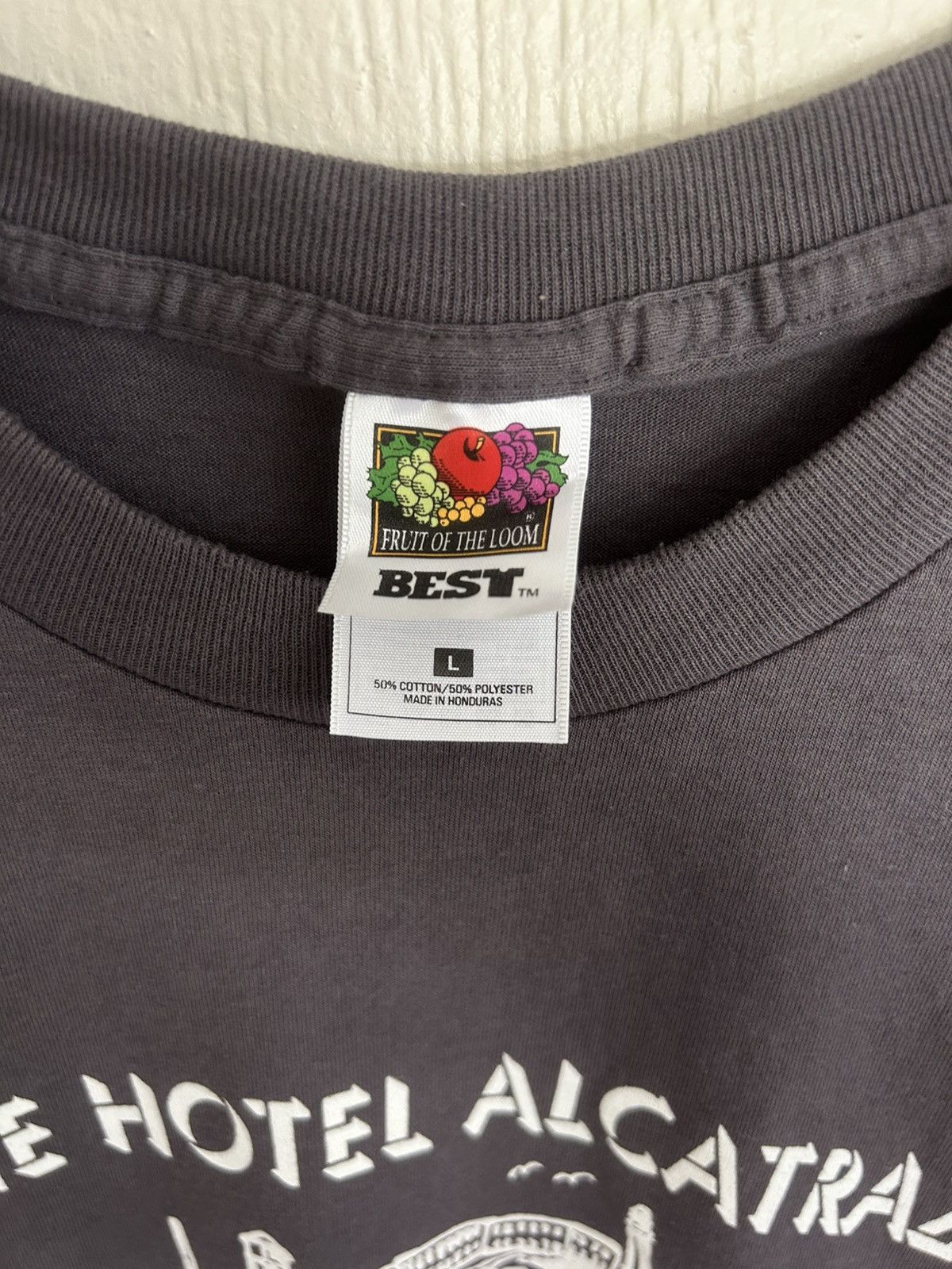 Vintage Vintage The Hotel Alcatraz T-shirt Size US L / EU 52-54 / 3 - 4 Thumbnail